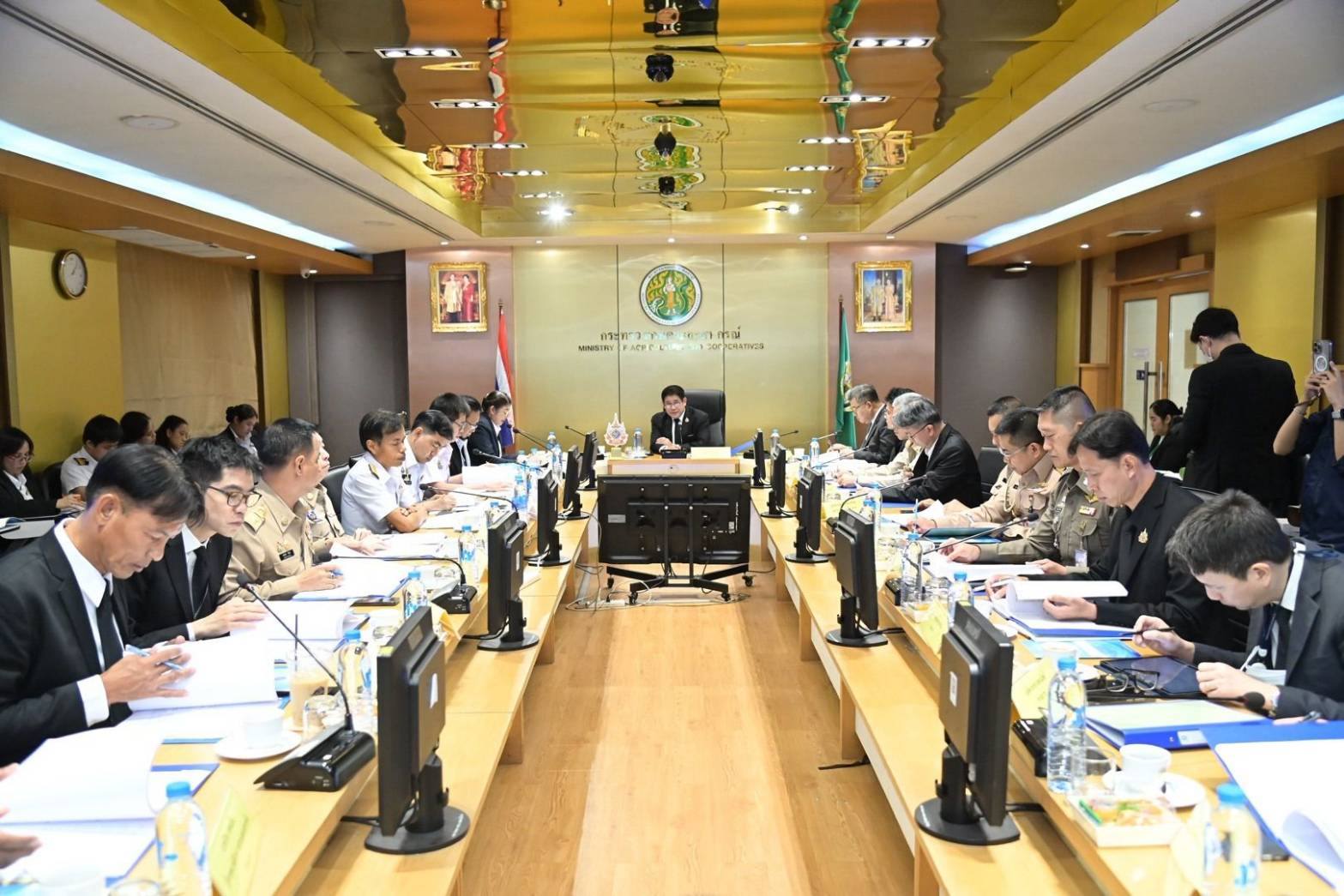 เข้าร่วมประชุมคณะกรรมการนโยบาย