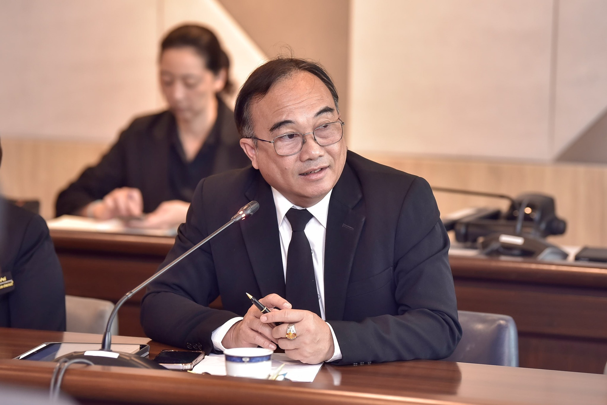 เข้าร่วมการประชุมหารือเกี่ยวกั