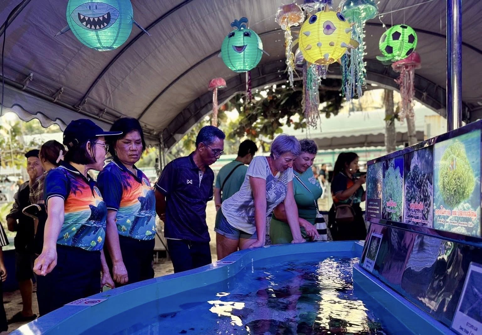 วันที่ 25 มีนาคม 2569 นางสมพิศ แย้มเกษม ผู้อำนวยการศูนย์วิจัยและพัฒนาการเพาะเลี้ยงสัตว์น้ำชายฝั่งชุมพร พร้อมด้วยข้าราชการและพนักงานราชการ เข้าร่วมพิธีเปิดงานโลกทะเลชุมพร ครั้งที่ 33 ซึ่งจัดขึ้นระหว่างวันที่ 25-29 มีนาคม 2569 ณ บริเวณหาดทุ่งวัวแล่น ต.สะพลี อ.ปะทิว จ.ชุมพร โดยมี นายเธียรชัย ชูกิตติวิบูลย์ ผู้ว่าราชการจังหวัดชุมพร เป็นประธานในพิธี