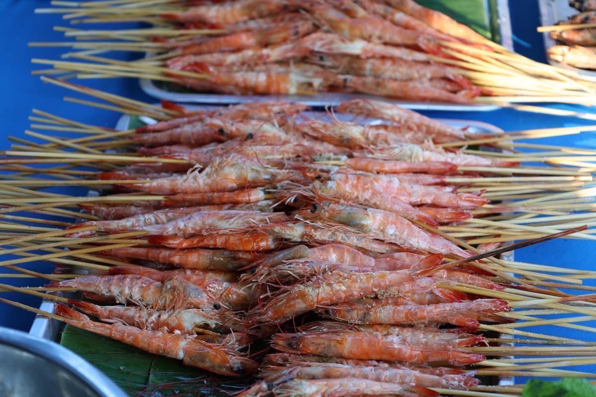 วันที่ 25 มีนาคม 2569 นางสมพิศ แย้มเกษม ผู้อำนวยการศูนย์วิจัยและพัฒนาการเพาะเลี้ยงสัตว์น้ำชายฝั่งชุมพร พร้อมด้วยข้าราชการและพนักงานราชการ เข้าร่วมพิธีเปิดงานโลกทะเลชุมพร ครั้งที่ 33 ซึ่งจัดขึ้นระหว่างวันที่ 25-29 มีนาคม 2569 ณ บริเวณหาดทุ่งวัวแล่น ต.สะพลี อ.ปะทิว จ.ชุมพร โดยมี นายเธียรชัย ชูกิตติวิบูลย์ ผู้ว่าราชการจังหวัดชุมพร เป็นประธานในพิธี