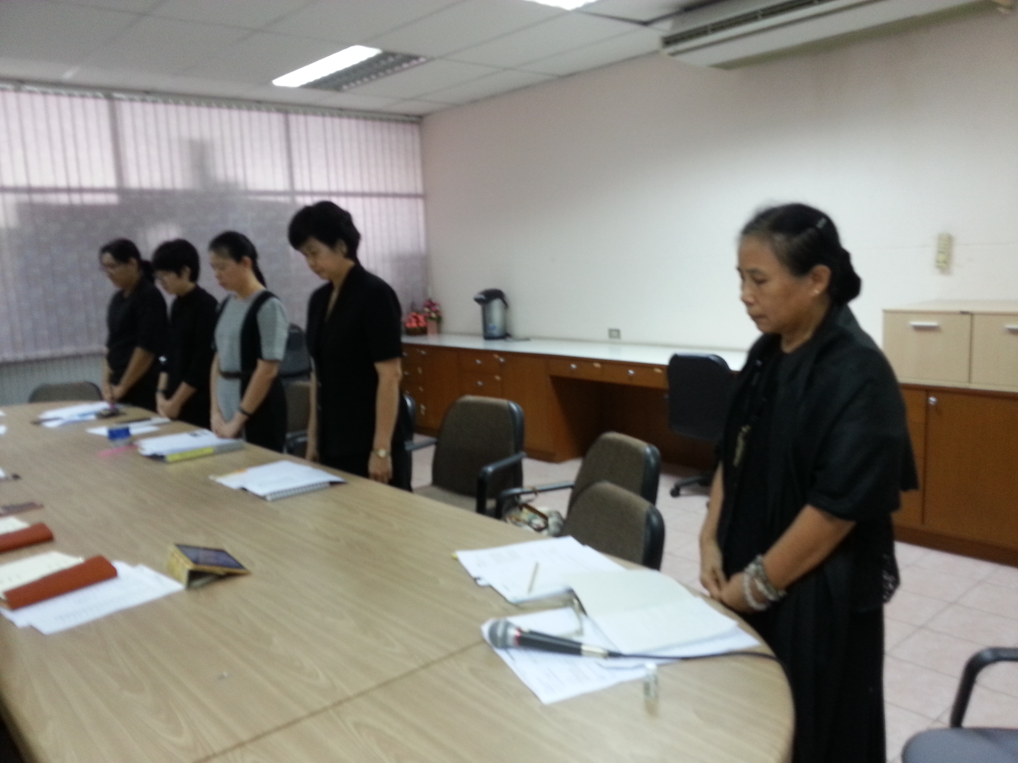 เหล่าข้าราชการและเจ้าหน้าที่กองวิจัยและพัฒนาอาหารสัตว์น้ำ ได้ร่วมยืนสงบนิ่งถวายความไว้อาลัยแด่พระบาทสมเด็จปรมินทรทรมหาภูมิพลอดุลยเดช