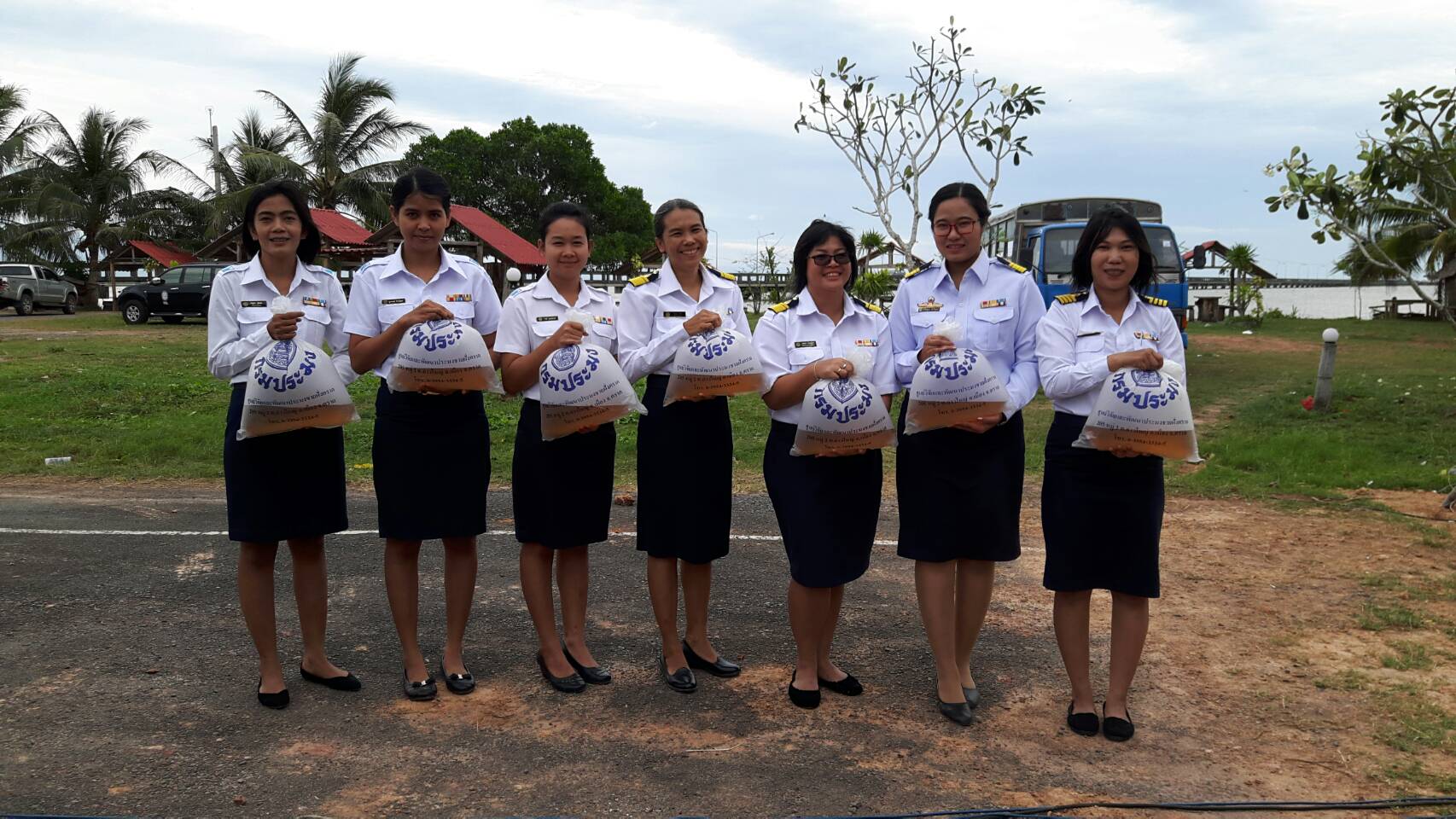 เข้าร่วมกิจกรรมปล่อยพันธ์ุสัตว์นำ้เพื่อบำเพ็ญเป็นพระราชกุศล 50 วัน พระบาทสมเด็จพระปรมินทรมหาภูมิพลอดุลยเดช..คลิก
