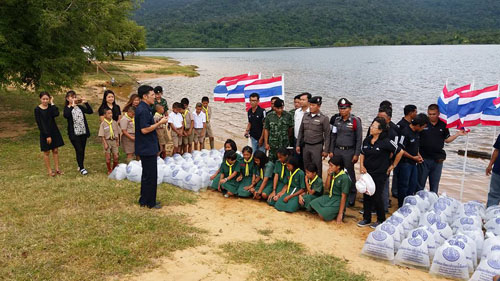 ปล่อยปลาเพื่อถวายเป็นพระราชกุศล