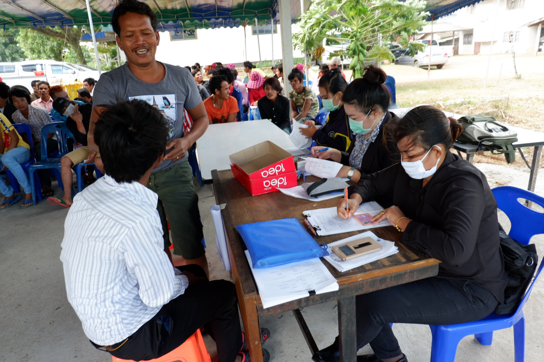 จัดทำหนังสือคนประจำเรือสำหรับคนต่างด้าว ณ ศูนย์ควบคุมการแจ้งเข้า - ออกเรือประมง ตราด..คลิก