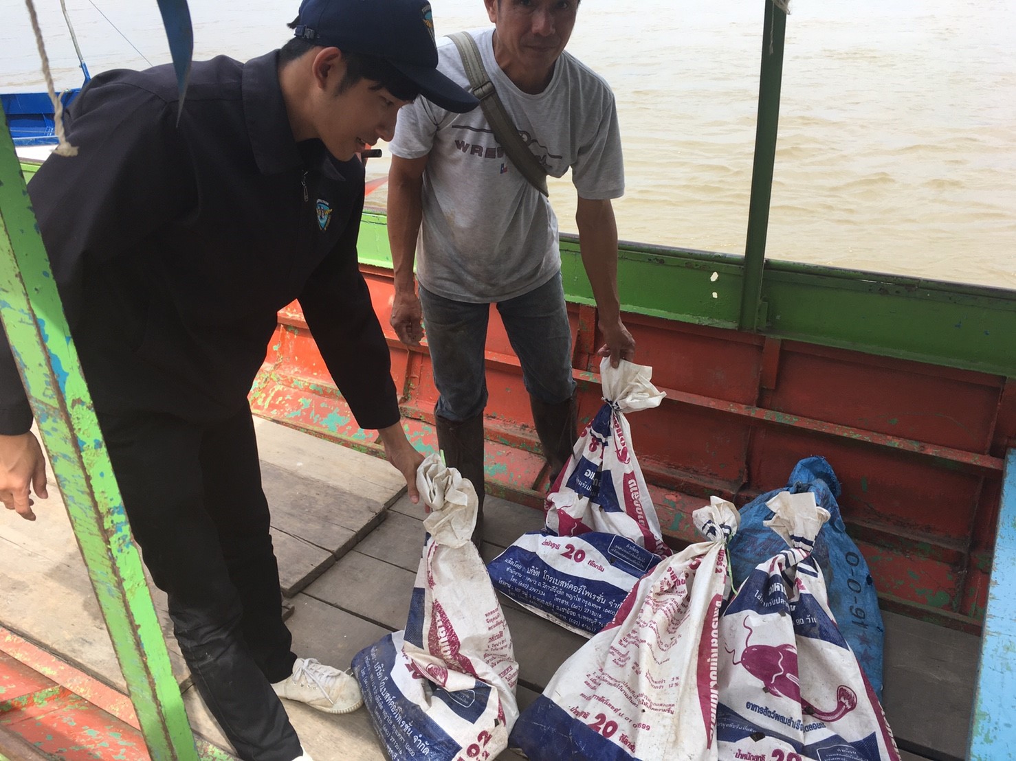 ปฏิบัติงานตรวจป้องกันการลักลอบการค้าสัตว์น้ำที่ผิดกฎหมาย ณ จุดผ่านแดนถาวร และจุดผ่อนปรน ในเขต อ.เชียงแสน จ.เชียงราย..คลิก