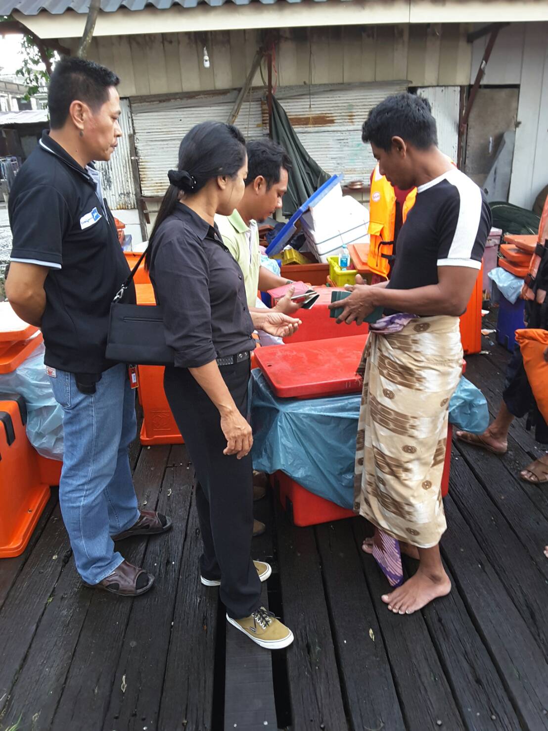 ประมวลภาพกิจกรรมการตรวจเรือ ณ ท่าเทียบเรือ ของศูนย์ควบคุมการแจ้าเข้า-ออกเรือประมงนราธิวาส ประจำปี เดือนมกราคม 2560..คลิก