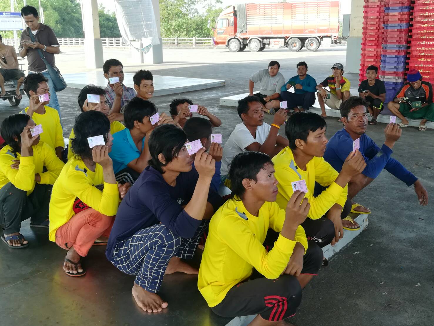 ประมวลภาพกิจกรรมการตรวจเรือ ณ ท่าเทียบเรือ ของศูนย์ควบคุมการแจ้งเข้า-ออกเรือประมงนราธิวาส ประจำปี เดือนกุมภาพันธ์ 2560..คลิก