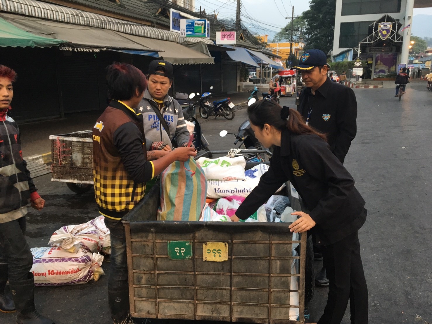 เจ้าหน้าที่ศูนย์บริหารจัดการด่านตรวจสัตว์น้ำเขต 1 (เชียงราย) ออกปฏิบัติงานตรวจสอบการนำเข้า ส่งออก สินค้าสัตว์น้ำ และตรวจป้องกันการลักลอบค้าสัตว์น้ำที่ผิดกฎหมาย ณ ด่านพรมแดน อ.แม่สาย..คลิก