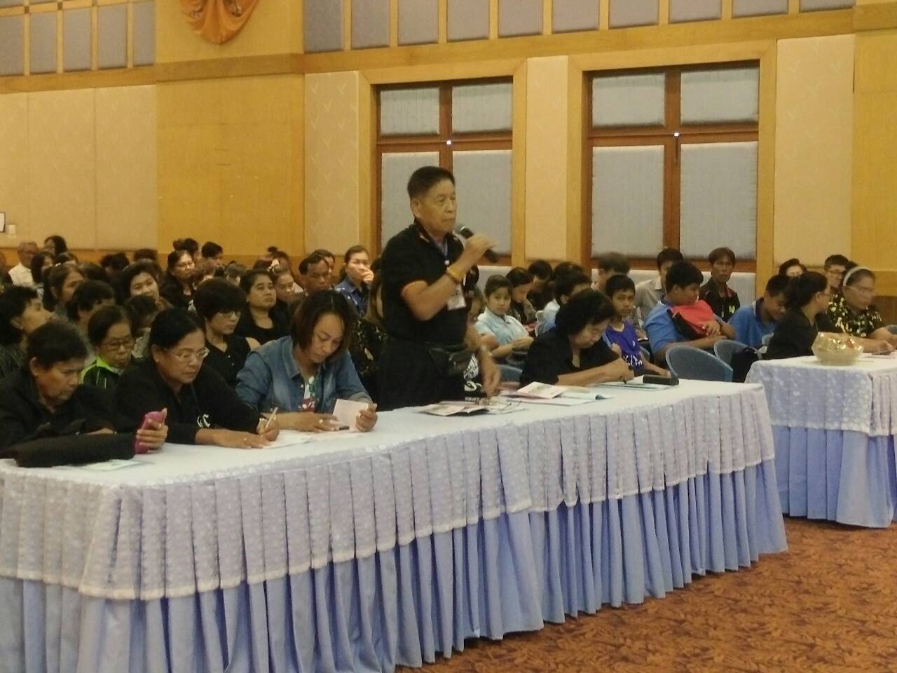 ดร.ลัดดาวัลย์ ครองพงษ์ ผู้อำนวยการศูนย์วิจัยและพัฒนาเทคโนโลยีอาหารสัตว์น้ำชลบุรีและนางอภิญญา เรณูนวล หัวหน้ากลุ่มพัฒนาและส่งเสริมอาชีพการประมง สำนักงานประมงจังหวัดชลบุรี ร่วมให้ความรู้เรื่อง ปม.1 กับการเพาะเลี้ยงสัตว์น้ำ..คลิก