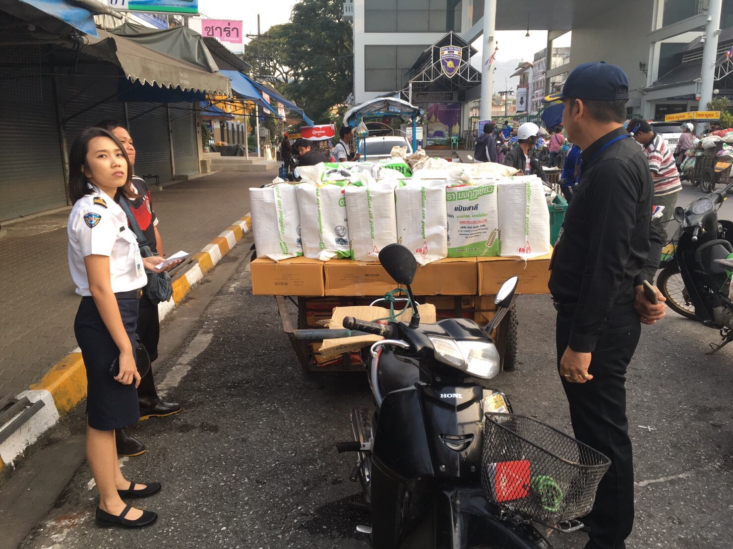 ปฏิบัติงานตรวจสอบการส่งออกสินค้าสัตว์น้ำ ณ จุดผ่านแดนถาวรสะพานข้ามแม่น้ำสายแห่งที่ 1 อ.แม่สาย จ.เชียงราย..คลิก