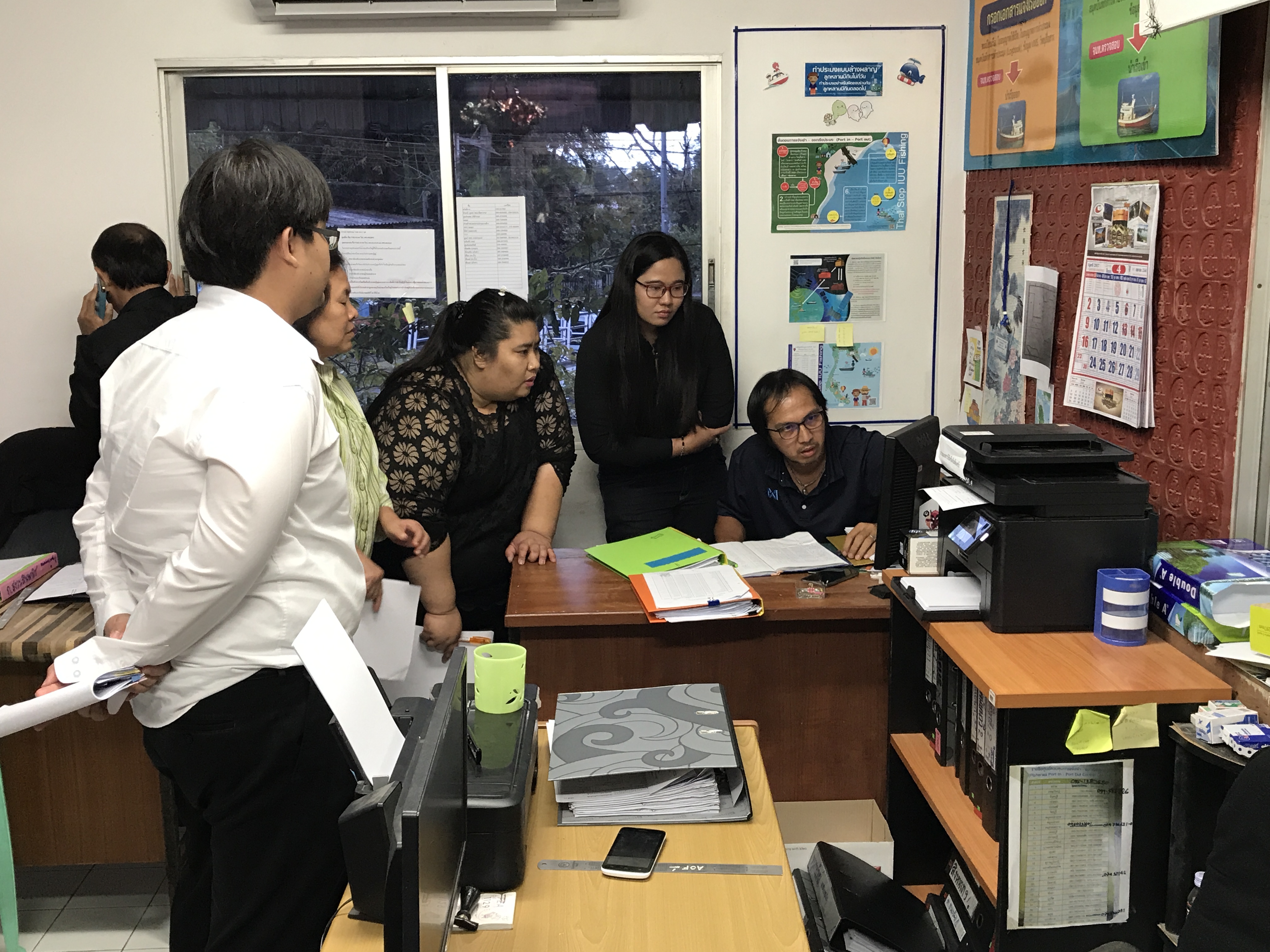 ยินดีต้อนรับคณะจากสำนักงานบริหารแรงงานต่างด้าว กระทรวงแรงงาน เข้าตรวจเยี่ยมชมการทำงานของศูนย์ควบคุมการแจ้งเข้า - ออกเรือประมง ตราด..คลิก