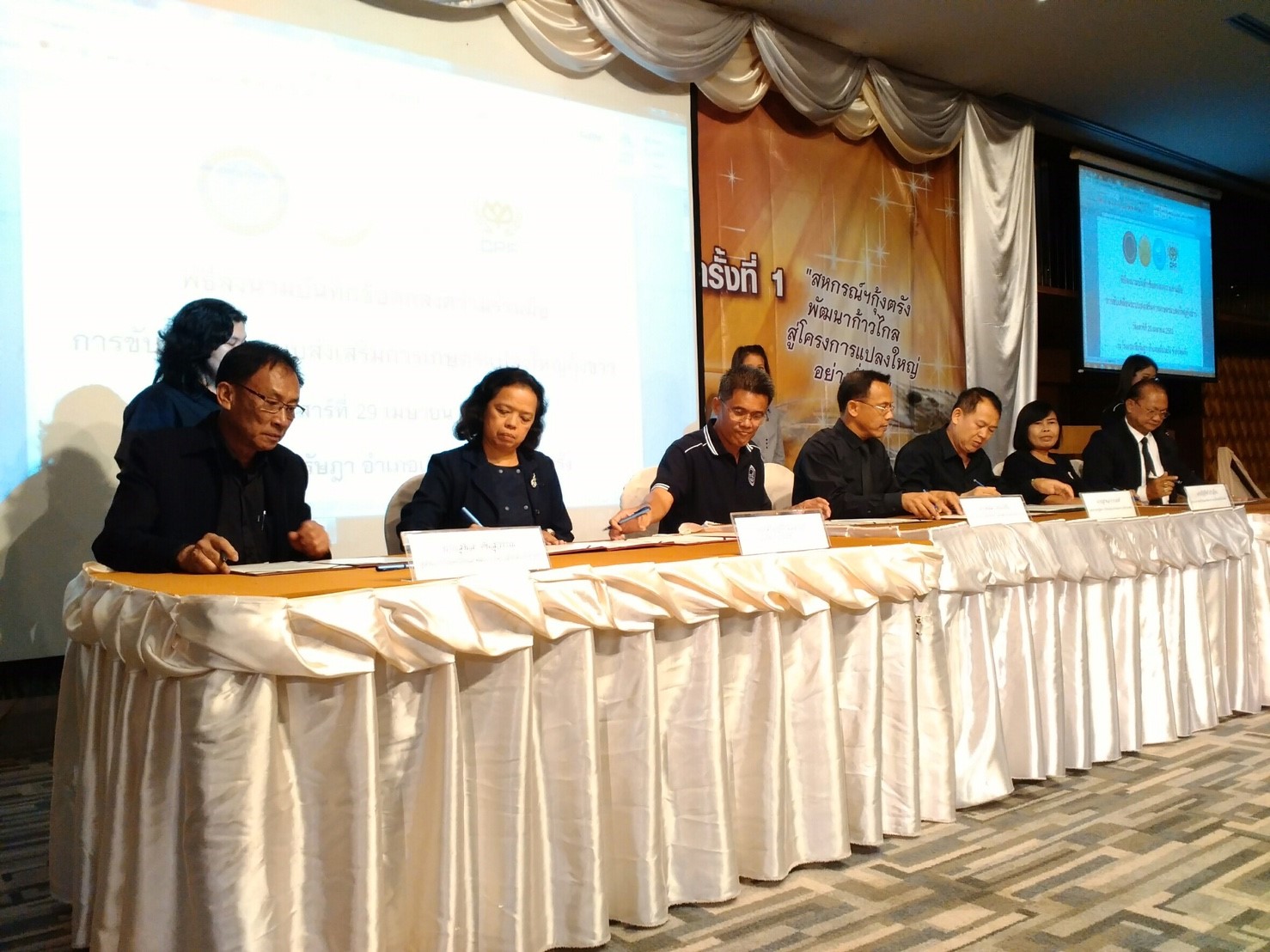 ร่วมลงนามในบันทึกข้อตกลงว่าด้วยความร่วมมือการขับเคลื่อนระบบส่งเสริมการเกษตรแบบแปลงใหญ่กุ้งขาว..คลิก