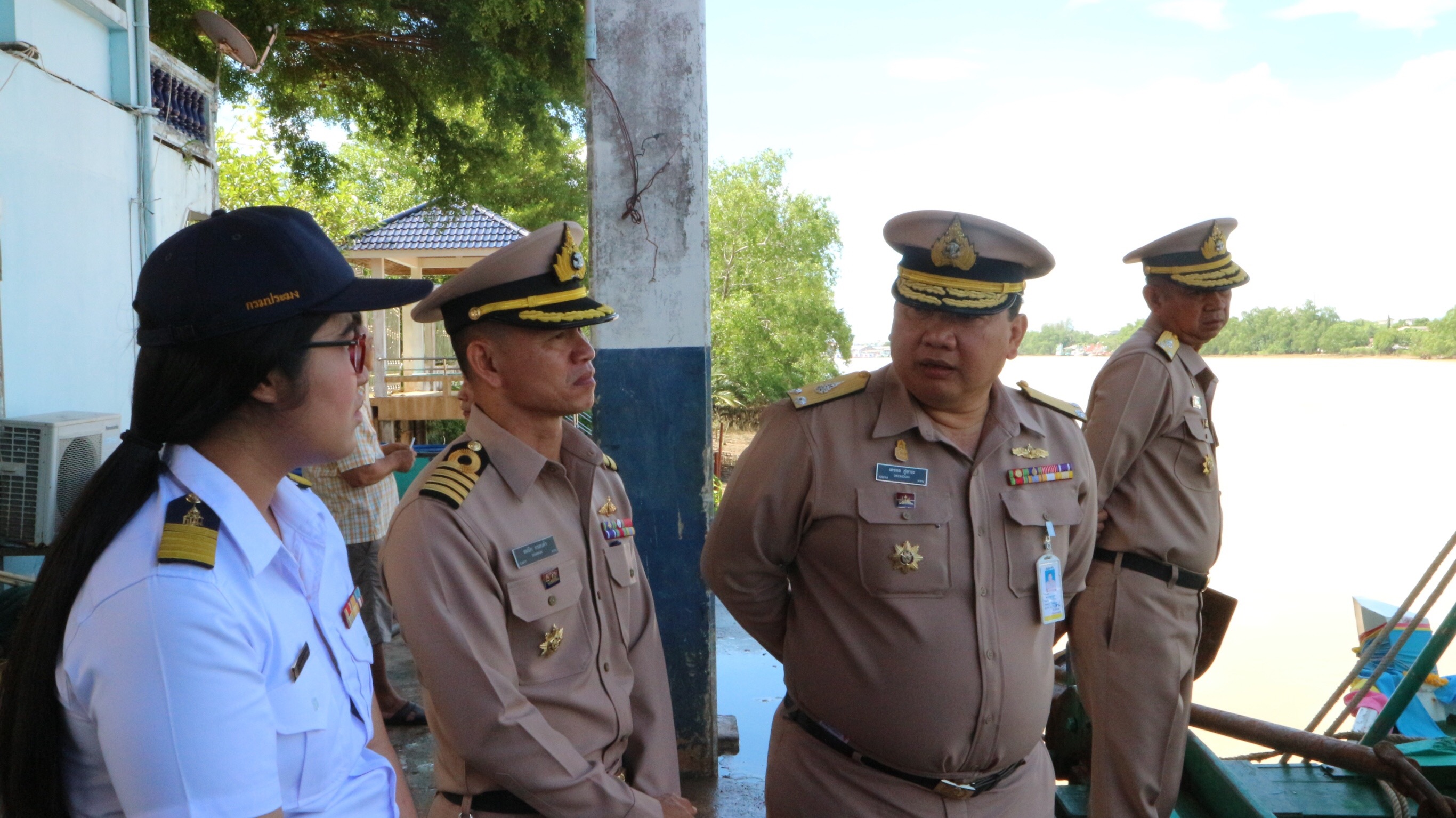 รองผู้อำนวยการศูนย์ประสานการรักษาผลประโยชน์ของชาติทางทะเล เขต 1 พลเรือตรีเดชดล ภู่สาระ เข้าตรวจเยี่ยมศูนย์ควบคุมการแจ้งเข้า-ออกเรือประมงตราด..คลิก