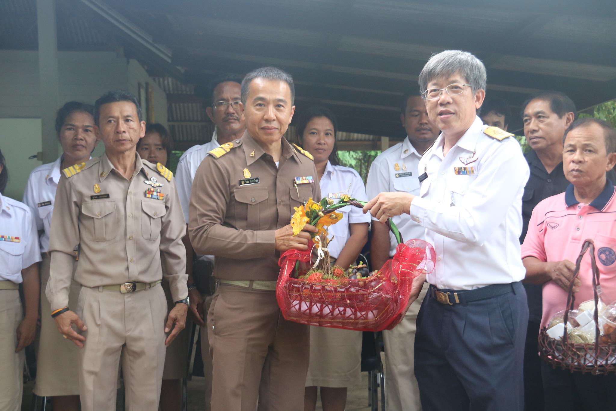 องคมนตรี พร้อมด้วยคณะสำนักงาน กปร.  และหน่วยงานที่เกี่ยวข้องเดินทางไปติดตามการดำเนินงานพื้นที่แปลงสาธิตการเกษตร