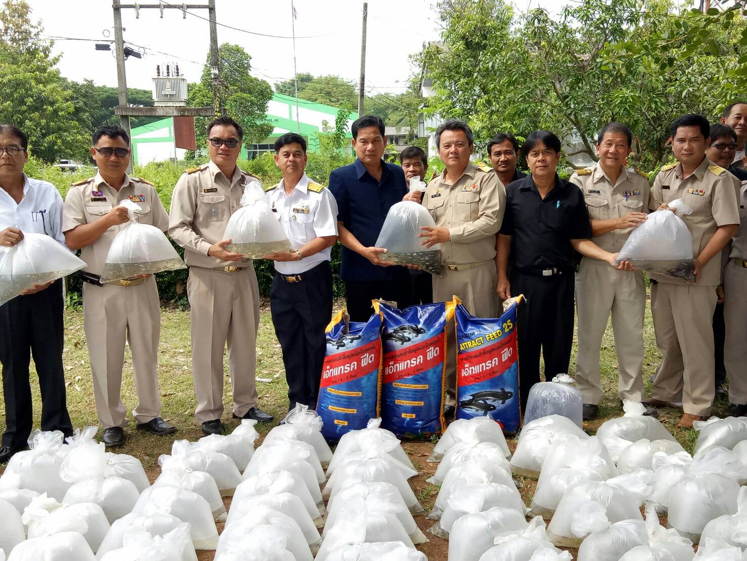 ส่งมอบปัจจัยการผลิตโครงการสนับสนุนด้านการประมงตามพระราชดำริ สมเด็จพระเทพฯ (ประมงโรงเรียน)