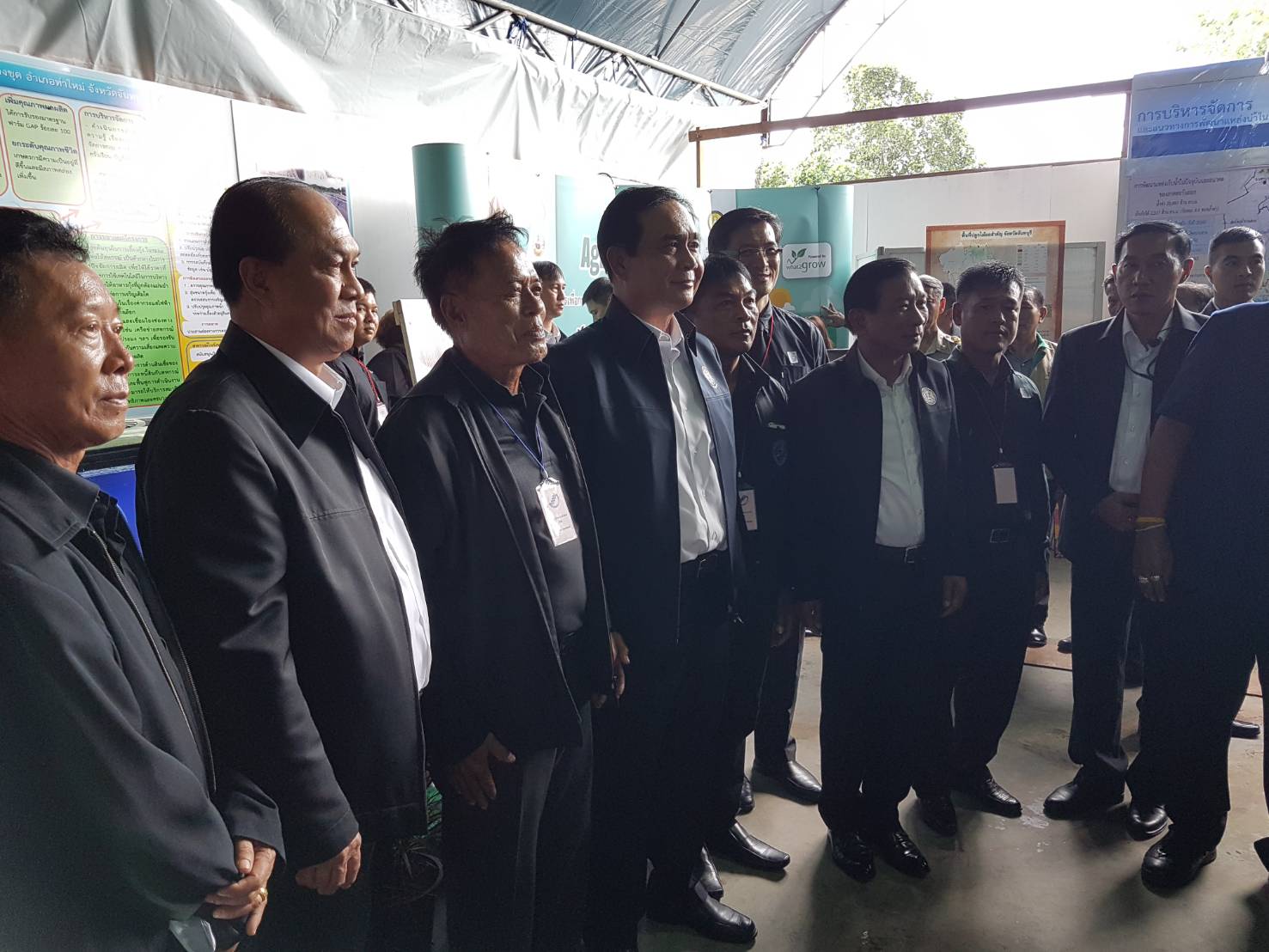 พลเอกประยุทธ์ จันทร์โอชา นายกรัฐมนตรีเดินทางไปตรวจราชการที่จังหวัดจันทบุรี เพื่อเยี่ยมชมนิทรรศการโครงการระบบส่งเสริมเกษตรแบบแปลงใหญ่..คลิก