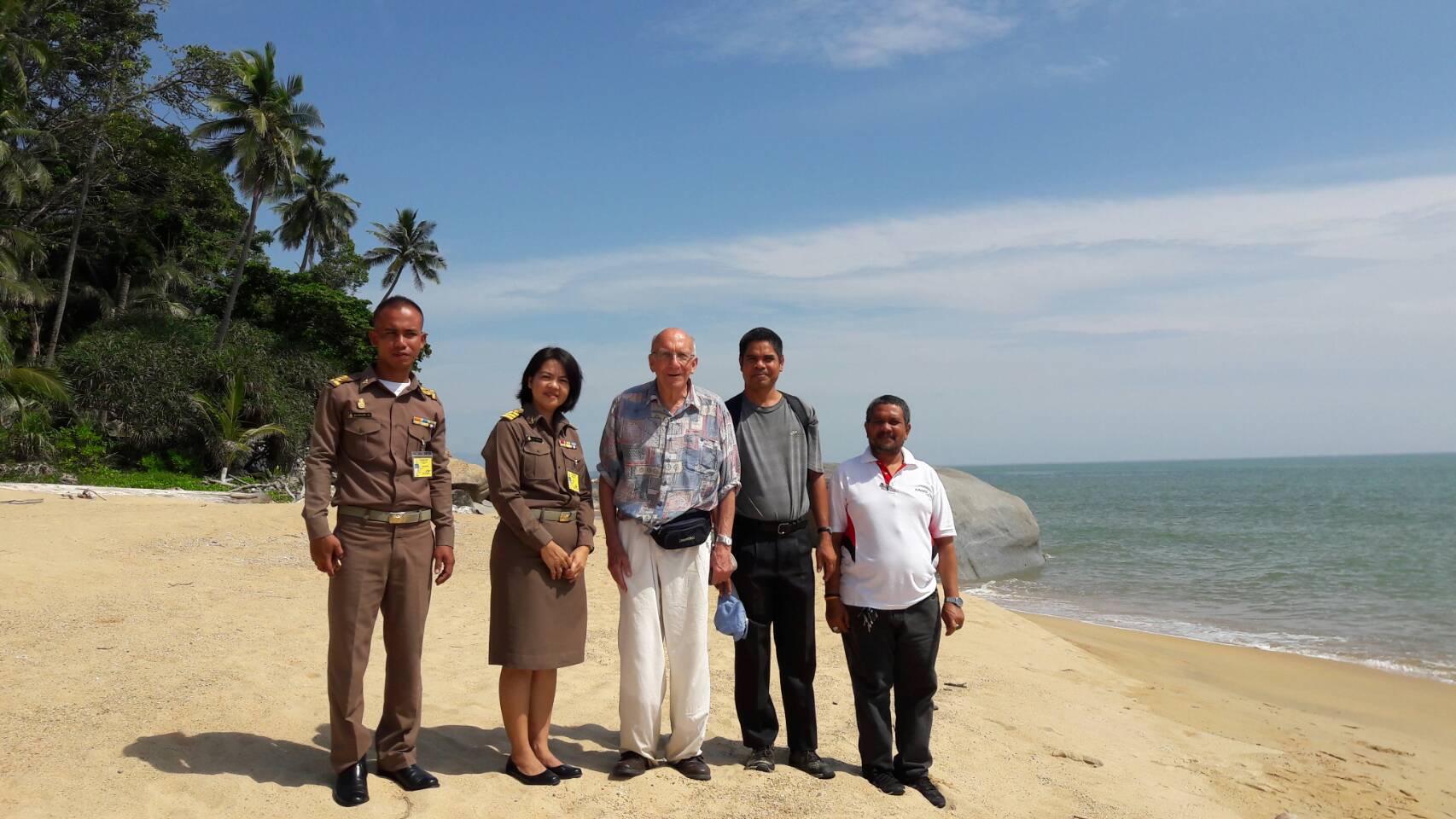 Mr.Cornelis (kees )Swennen  นักวิจัยอาวุโสทางทะเล และคณะวิจัยมหาวิทยาลัยสงขลานครินทร์ วิทยาเขตปัตตานี สำรวจชนิดหอยบริเวณชายหาดหน้าพระตําหนักทักษิณราชนิเวศน์