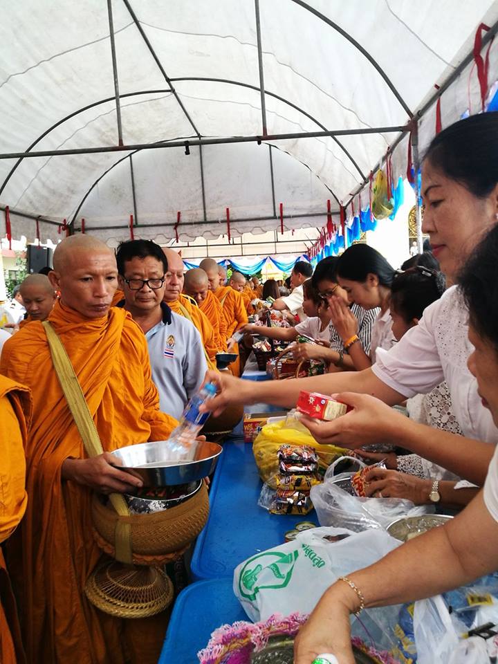 ร่วมพิธีทำบุญตักบาตรในกิจกรรมวิถีไทยวิถีพุทธ..คลิก