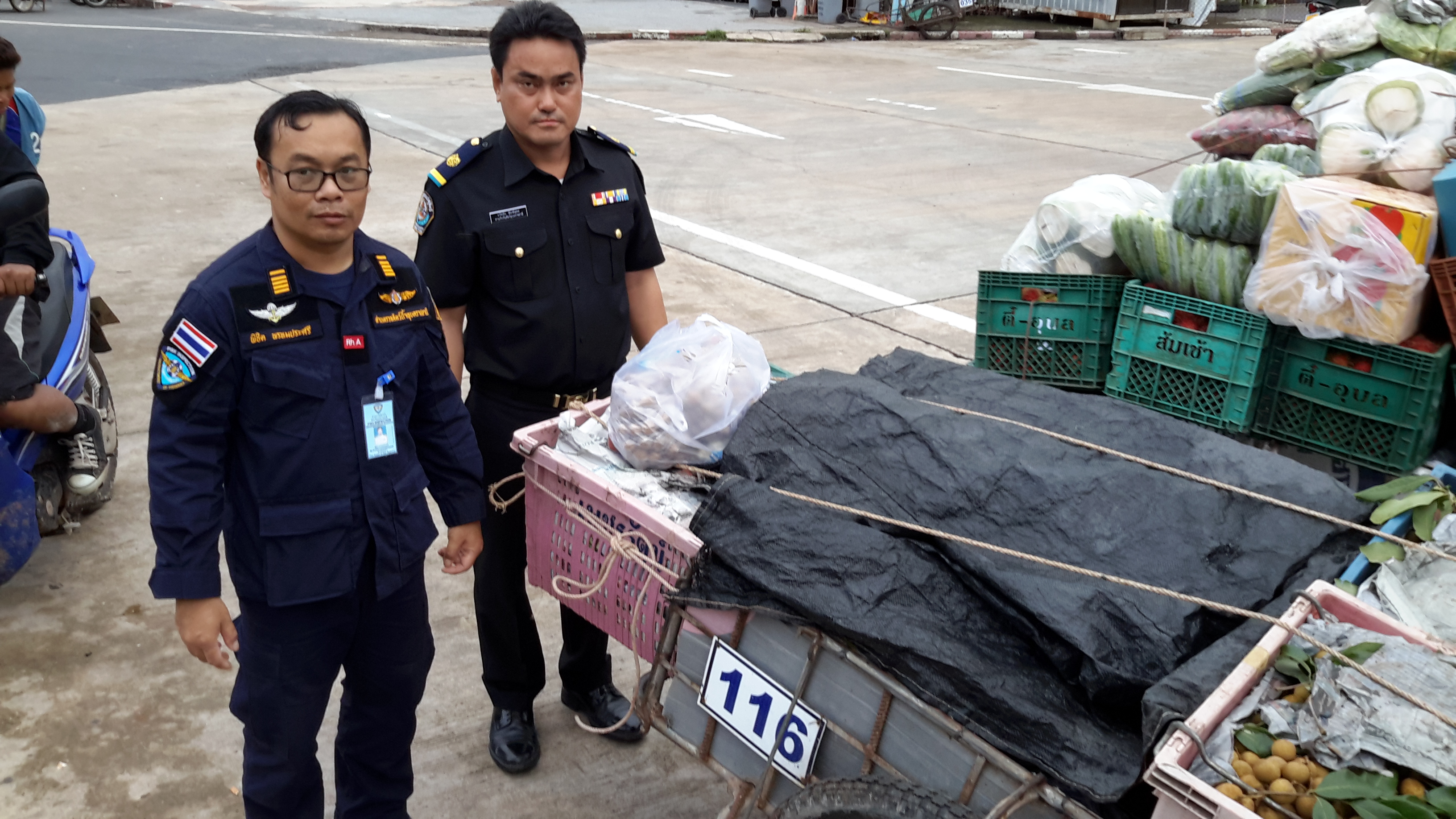 ปฏิบัติงานเฝ้าระวังป้องกันการลักลอบส่งออกสินค้าสัตว์น้ำ 28 กรกฎาคม 2560..คลิก