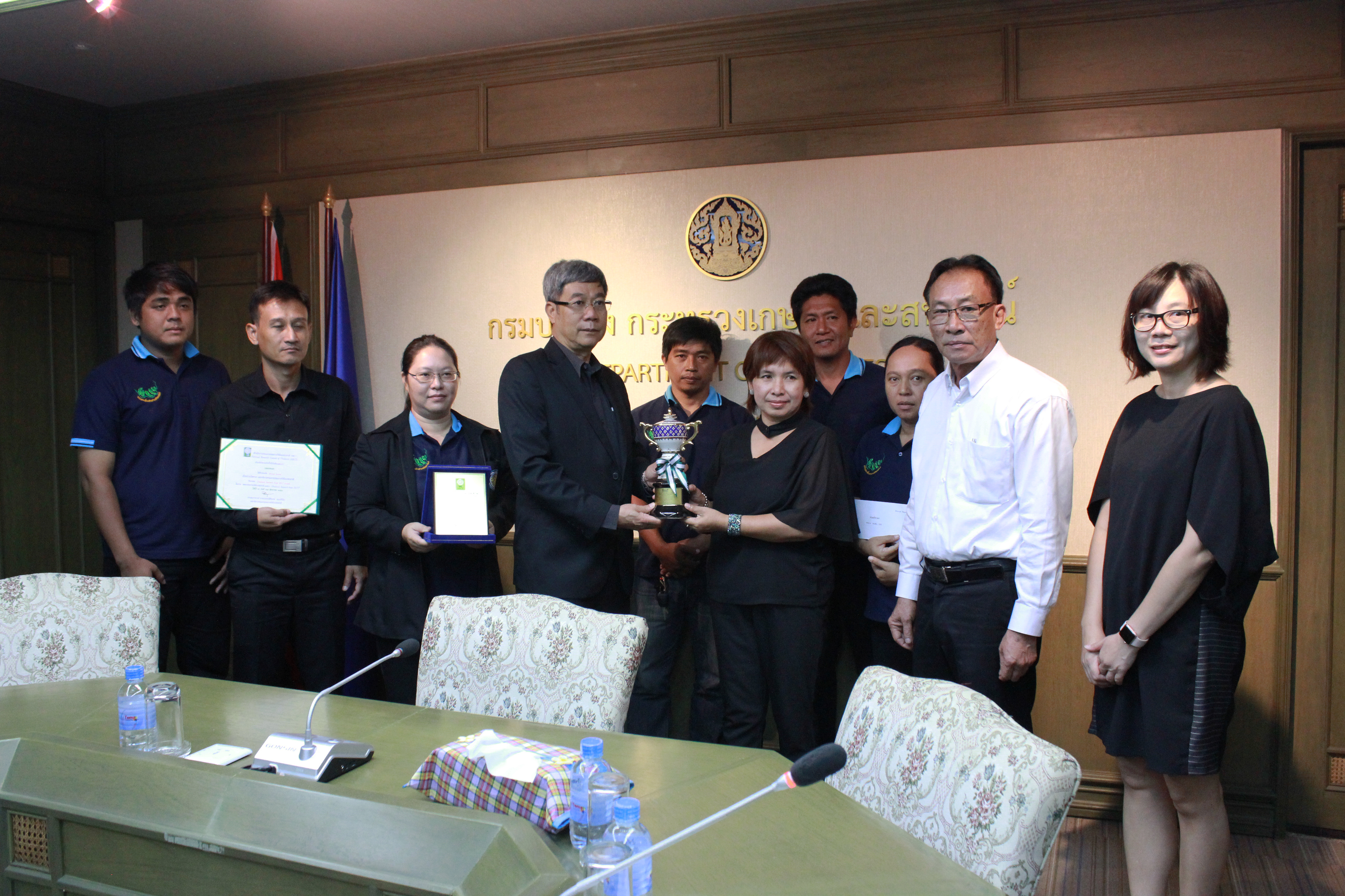 ศูนย์วิจัยและพัฒนาการเพาะเลี้ยงสัตว์น้ำชายฝั่งเพชรบุรี ได้รับรางวัล Bronze Award สาขางานวิจัยเพื่อการเกษตร จากหัวข้อการเลี้ยงสาหร่ายพวงองุ่นเชิงพาณิชย์ ในงานมหกรรมงานวิจัยแห่งชาติ 2560 (Thailand Research Expo 2017)..คลิก