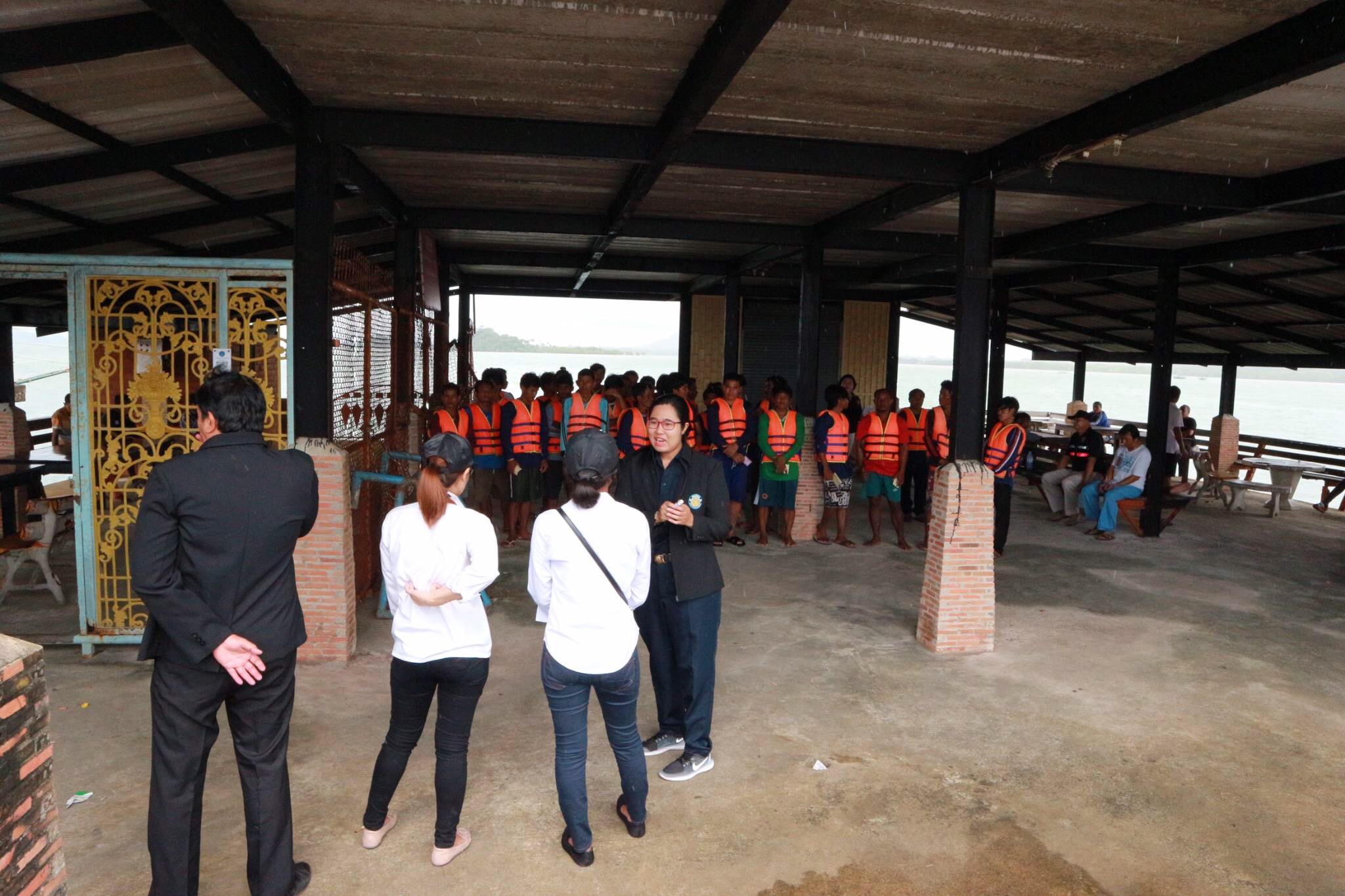 ยินดีต้อนรับนายวิชาญ บุญทวี นักวิชาการตรวจสอบภายในชำนาญการ และคณะเจ้าหน้าที่ กลุ่มตรวจสอบภายใน กรมประมง ในการตรวจเยี่ยมการดำเนินการของศูนย์ควบคุมการแจ้งเข้า - ออกเรือประมง ตราด
