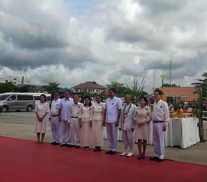พิธีบวงสรวงสถานที่ก่อสร้างพระเมรุมาศจำลอง ในพิธีถวายดอกไม้จันทน์พระบาทสมเด็จพระปรมินทรมหาภูมิพลอดุลยเดช..คลิก