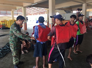 ตรวจเรือเข้า-ออก ศูนย์ควบคุมการแจ้งเข้า-ออกเรือประมงพังงา..คลิก