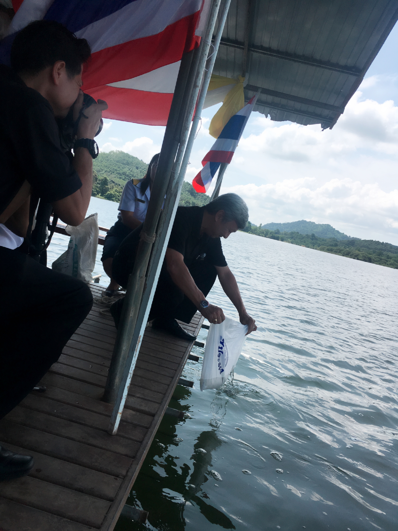 เข้าร่วมพิธีปล่อยพันธ์ุสัตว์น้ำเนื่องในวันประมงแห่งชาติ ประจำปี 2560 ณ อ่างเก็บน้ำวังปลาหมอ อำเภอเขาสมิง จังหวัดตราด..คลิก