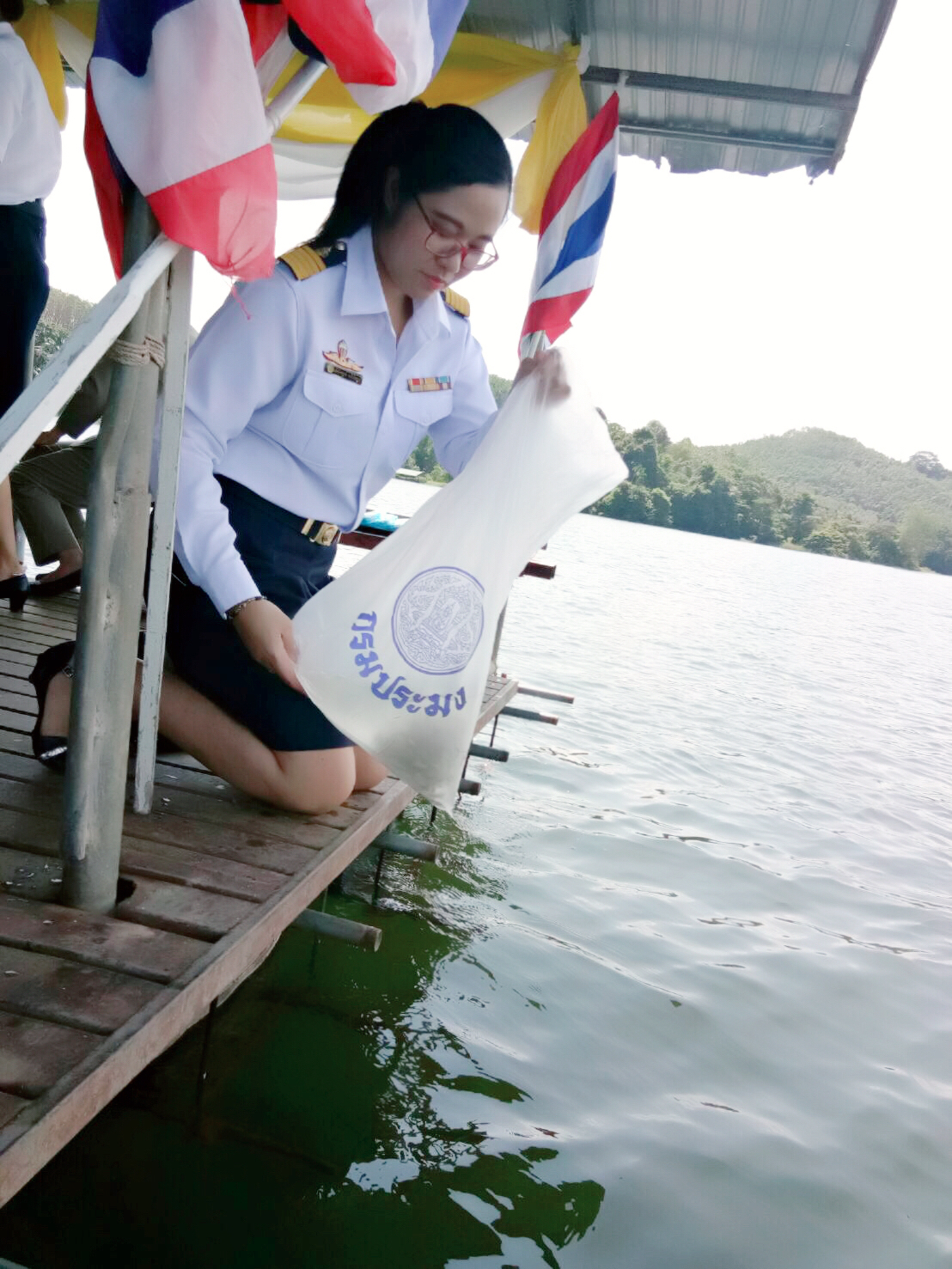 เข้าร่วมพิธีปล่อยพันธ์ุสัตว์น้ำเนื่องในวันประมงแห่งชาติ ประจำปี 2560 ณ อ่างเก็บน้ำวังปลาหมอ อำเภอเขาสมิง จังหวัดตราด