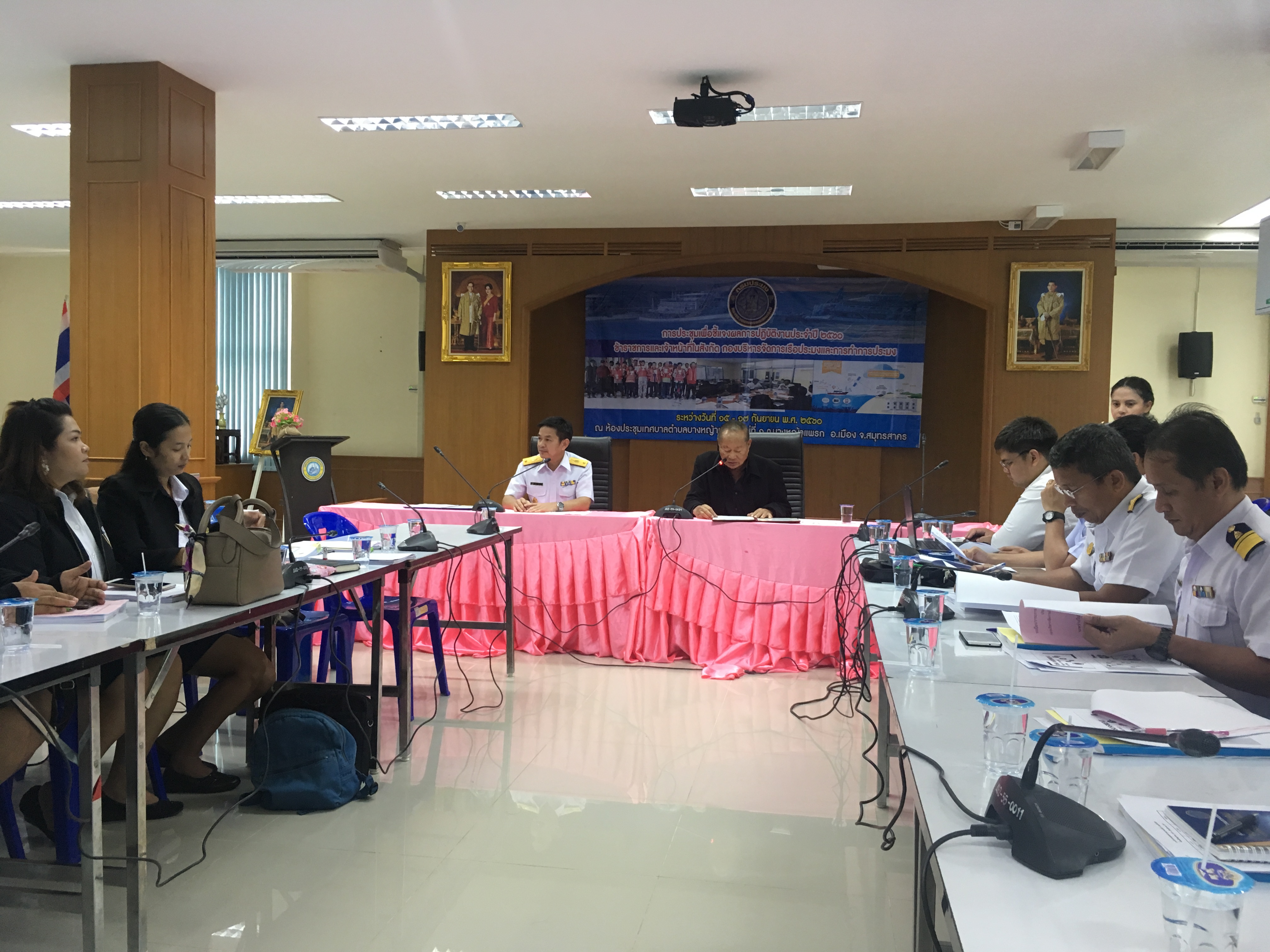 เข้าร่วมการประชุมเพื่อชี้แจงผลการปฏิบัติงานประจำปี 2560 ข้าราชการและเจ้าหน้าที่ในสังกัด กองบริหารจัดการเรือประมงและการทำการประมง ณ ห้องประชุมเทศบาลตำบลบางหญ้าแพรก จังหวัดสมุทรสาคร