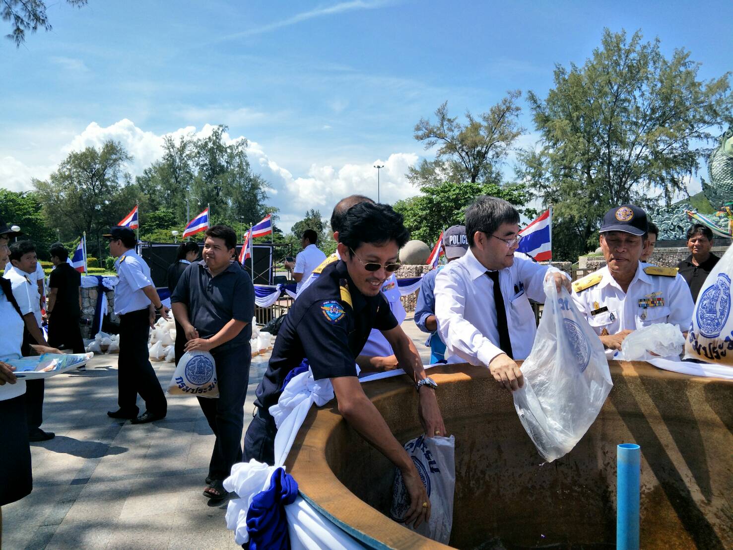 เจ้าหน้าที่ศูนย์บริหารจัดการด่านตรวจสัตว์น้ำเขต 3 (สงขลา) เข้าร่วมพิธีปล่อยพันธุ์สัตว์น้ำเนื่องในวันประมงแห่งชาติ ประจำปี 2560..คลิก