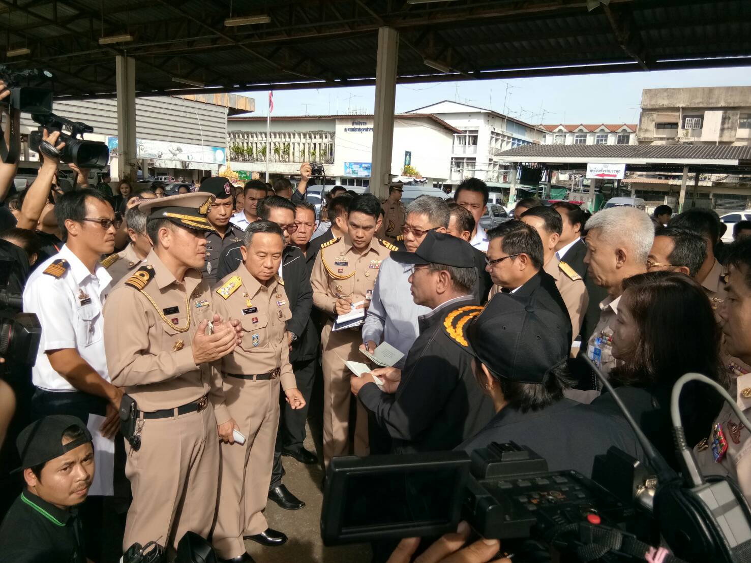 พลเอก.ฉัตรชัย สาริกัลยะ รัฐมนตรีว่าการกระทรวงเกษตรและสหกรณ์ พร้อมคณะลงพื้นที่ตรวจเยี่ยมการปฏิบัติงานระบบตรวจสอบย้อนกลับ ตรวจการปฏิบัติงานการควบคุมการเข้า-ออกเรือประมง ของศูนย์ควบคุมการแจ้งเข้า-ออกเรือประมง เขต 1 (สมุทรสาคร )..คลิก