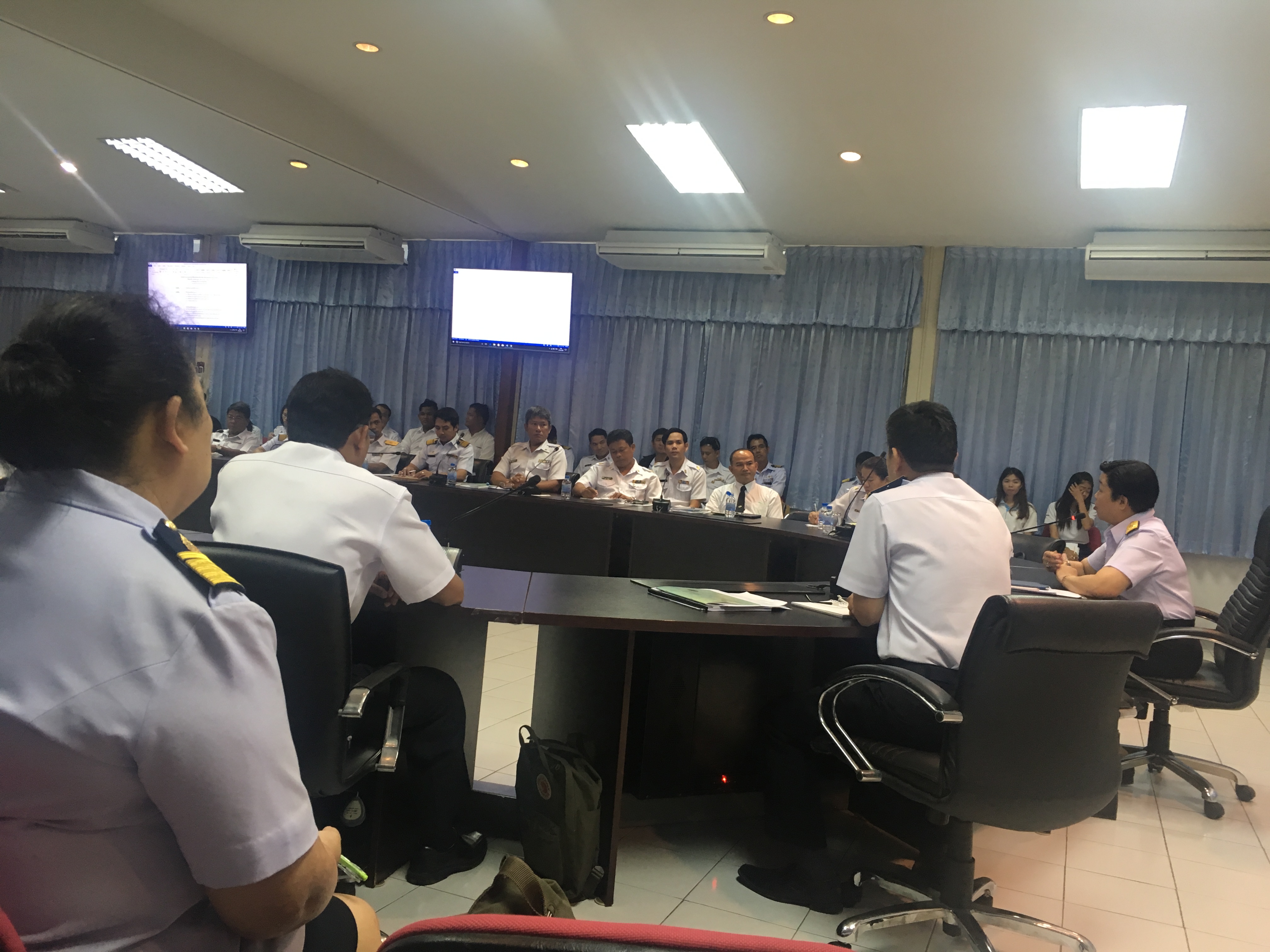 เข้าร่วมประชุมข้าราชการและเจ้าหน้าที่ในสังกัดกองบริการจัดการเรือประมงและการทำการประมง ณ ห้องประชุมพะยูน ชั้น 7 อาคารจุฬาภรณ์ กรมประมง