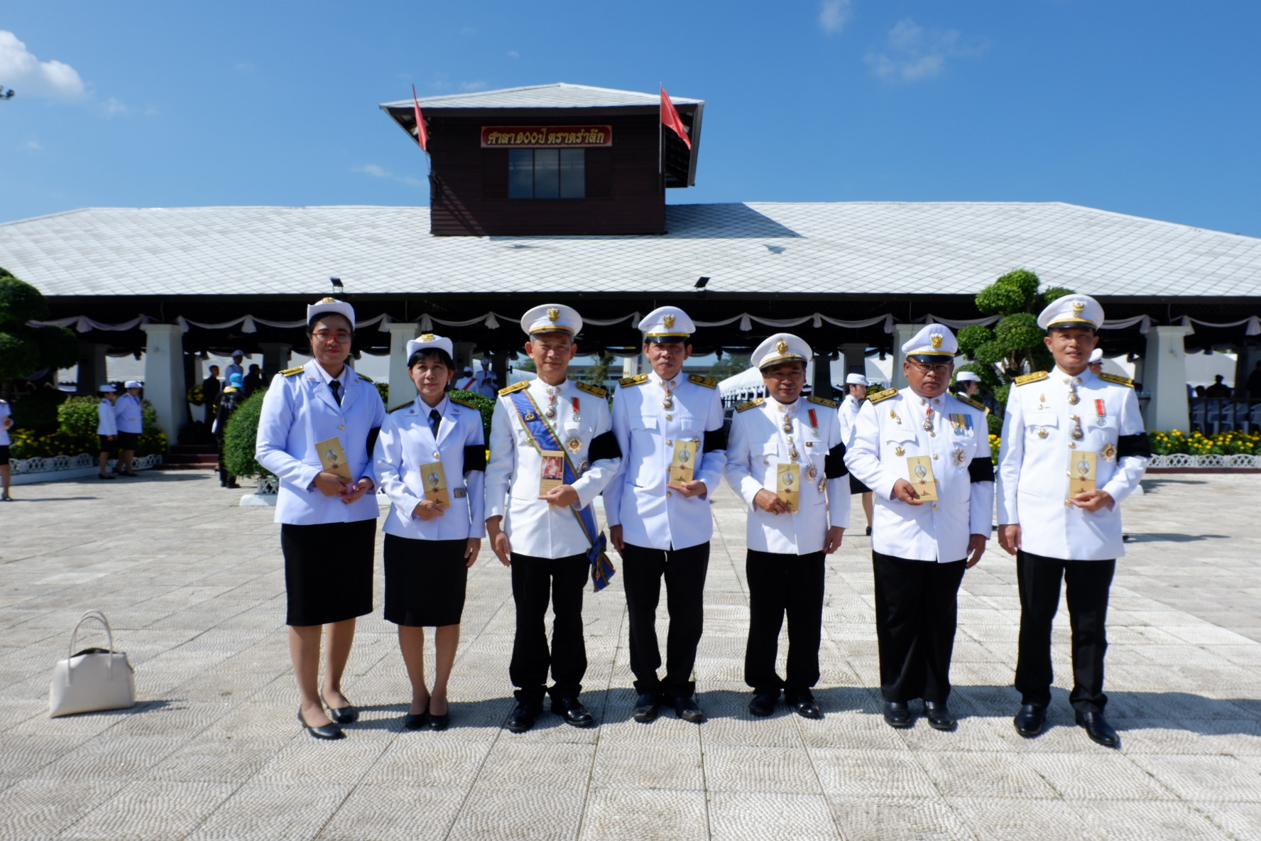 เข้าร่วมพิธีถวายดอกไม้จันทน์ ในงานพระราชพิธีถวายพระเพลิงพระบรมศพพระบาทสมเด็จพระปรมินทรมหาภูมิพลอดุลยเดช บรมนาถบพิตร บริเวณพระเมรุมาศจำลอง สนามหลวงตราด