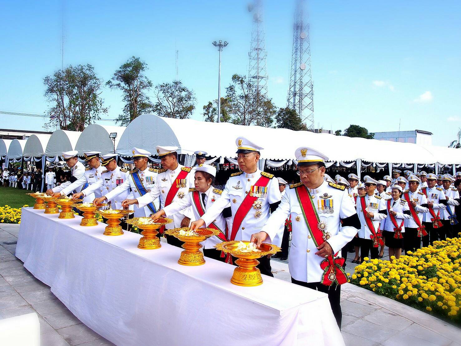 เข้าร่วมพิธีถวายดอกไม้จันทน์ ในงานพระราชพิธีถวายพระเพลิงพระบรมศพพระบาทสมเด็จพระปรมินทรมหาภูมิพลอดุลยเดช บรมนาถบพิตร บริเวณพระเมรุมาศจำลอง สนามหลวงตราด..คลิก