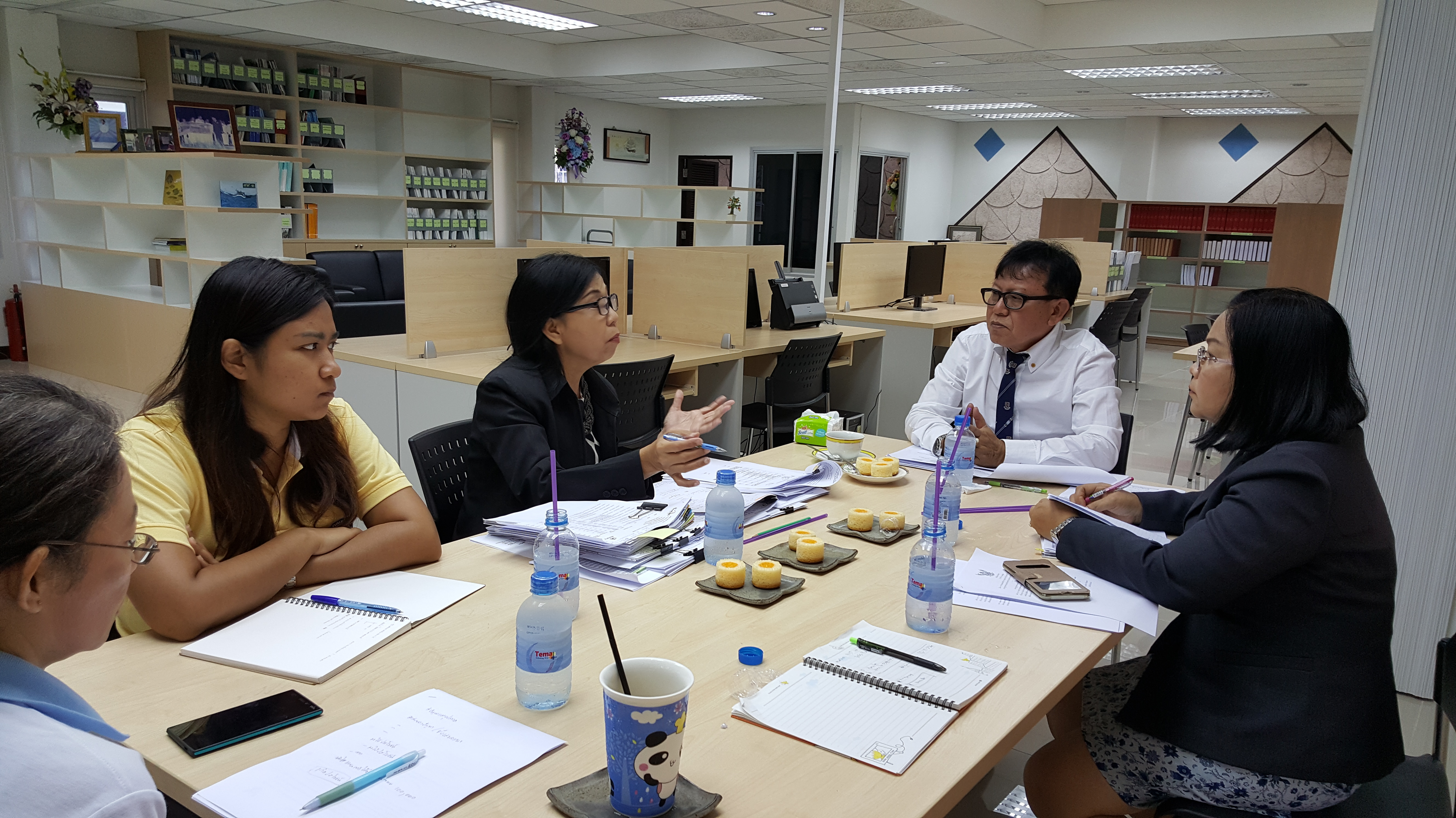 ท่านเลขานุการกรมประชุมร่วมกับหัวหน้าและเจ้าหน้าที่ห้องสมุด..คลิก