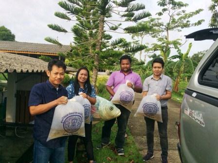 สนับสนุนพันธุ์ปลา ให้กับสำนักงานประมง จังหวัดนราธิวาส ในโครงการ จังหวัดเคลื่อนที่..คลิก