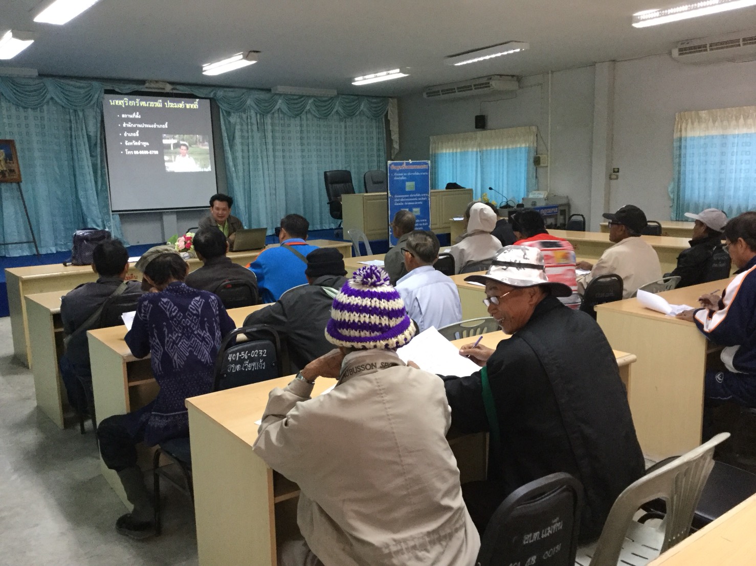 สำนักงานประมงจังหวัดลำพูน ร่วมกับประมงอำเภอลี้ ประชุมชี้แจ้งโครงการส่งเสริมเกษตรกรด้านการประมง ประจำปี ๒๕๖๑..คลิก