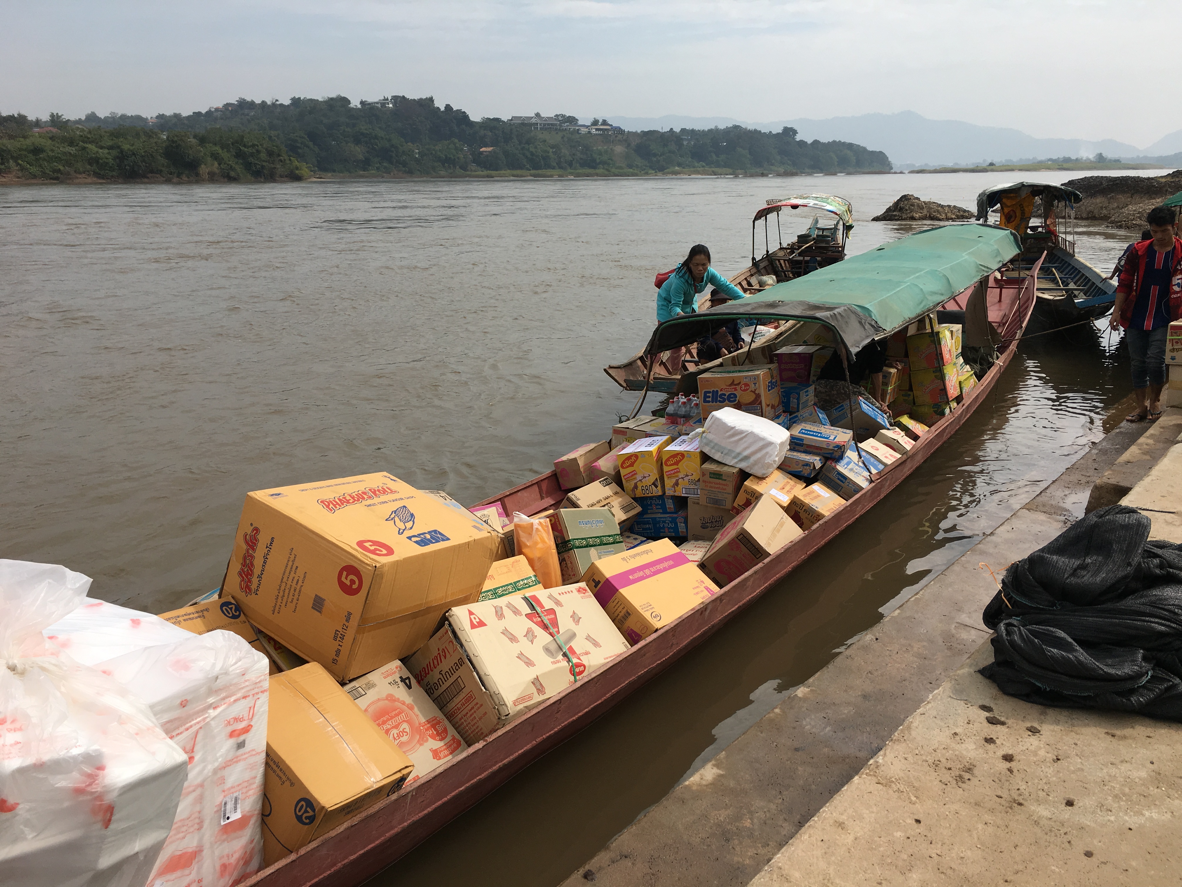 ตรวจควบคุม  และเฝ้าระวังการลักลอบนำเข้า ส่งออก นำผ่านสัตว์น้ำ ผลิตภัณฑ์สัตว์น้ำ และปัจจัยการผลิตที่ใช้ในการประมง ณ ท่าผาถ่าน อำเภอเชียงของ จังหวัดเชียงราย..คลิก