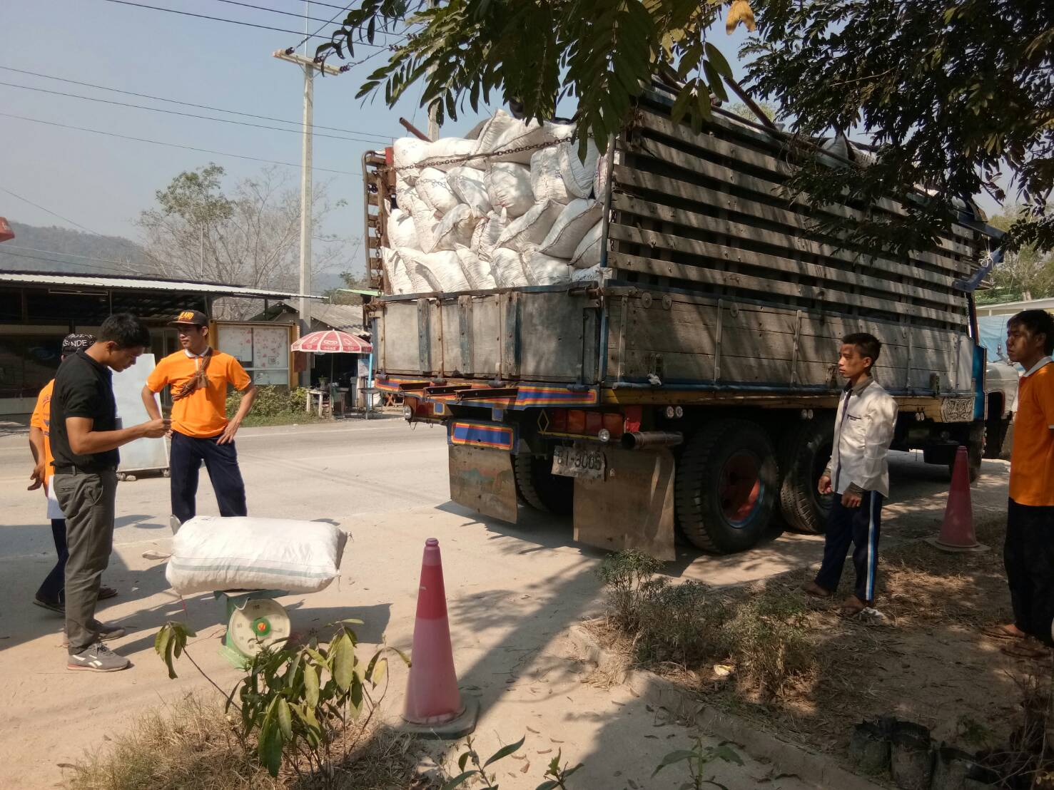 เจ้าหน้าที่ด่านตรวจสัตว์น้ำจังหวัดกาญจนบุรี ปฏิบัติหน้าที่ตรวจสอบสินค้าสัตว์น้ำนำเข้าปลากะตักตากแห้ง 6,000 กิโลกรัม จากประเทศเมียนมา..คลิก