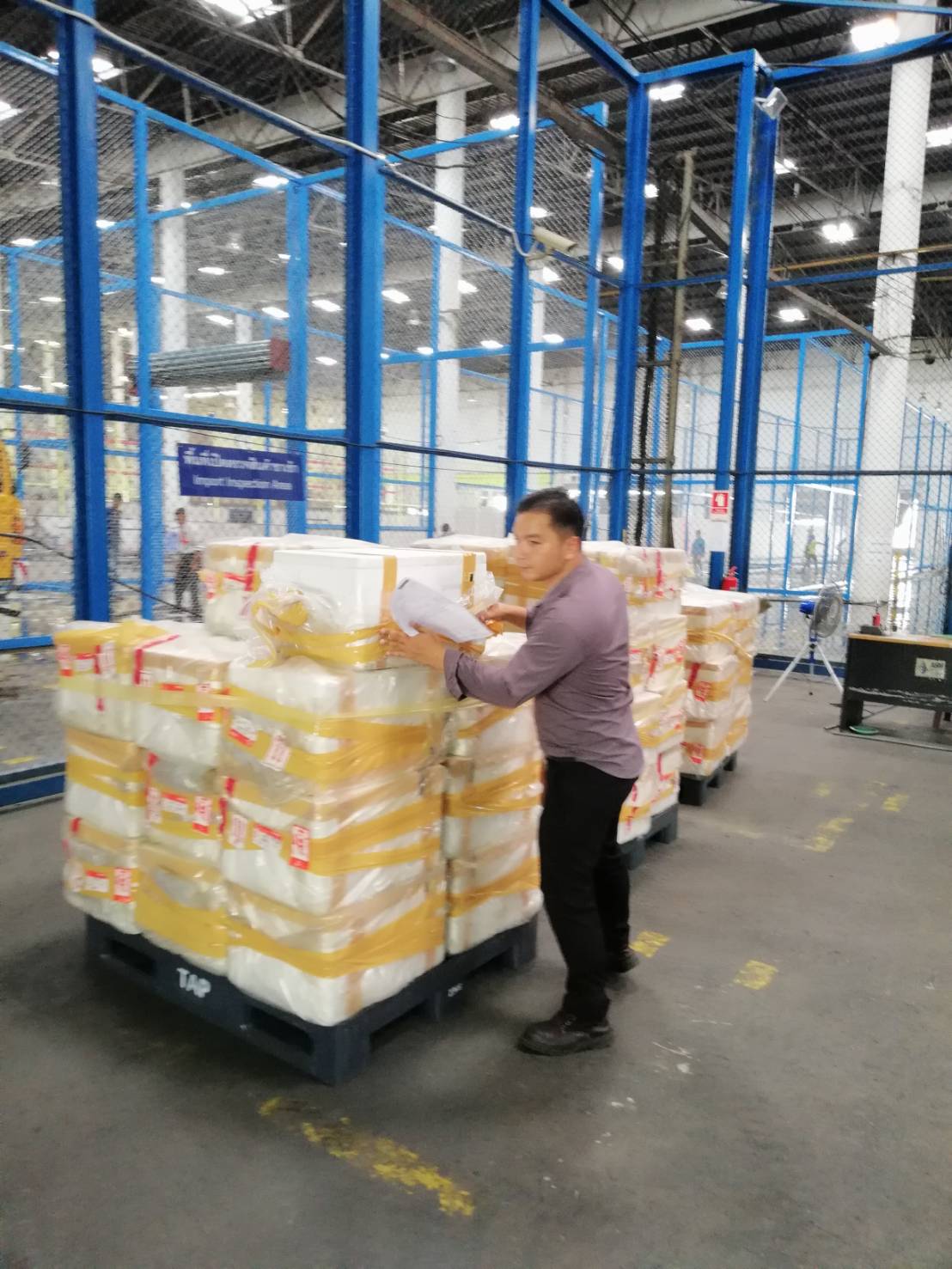 ด่านตรวจสัตว์นำ้ท่าอากาศยานดอนเมือง ตรวจสอบสินค้าสัตว์นำ้นำเข้า..คลิก