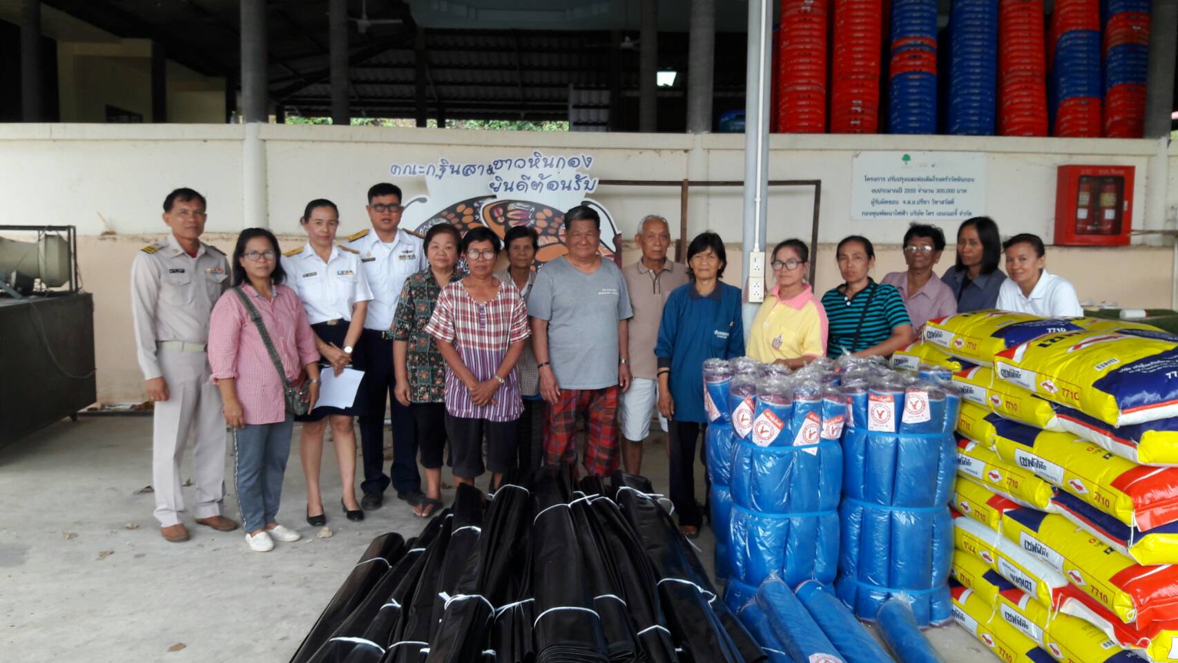 ลงพื้นที่มอบปัจจัยการผลิตโครงการส่งเสริมและพัฒนาอาชีพเพื่อแก้ไขปัญหาที่ดินทำกินของเกษตรกร..คลิก
