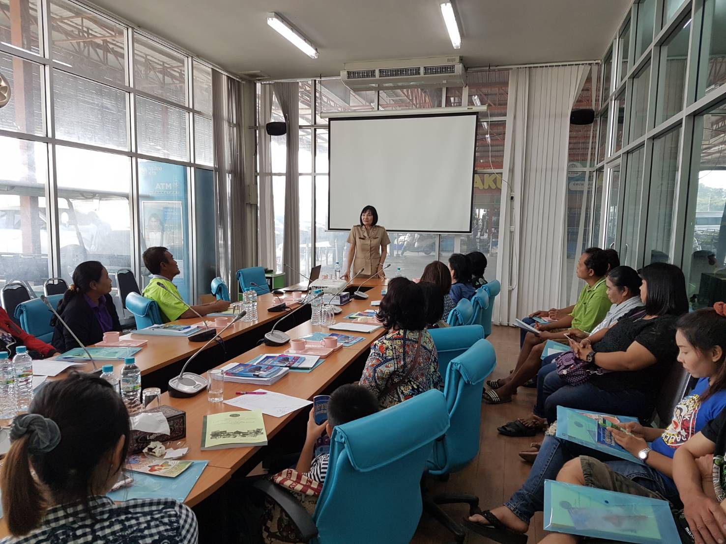 โครงการฝึกอบรมสร้างความเข้มแข็งให้เกษตรกร สร้างกลุ่ม/เครือข่ายผู้เพาะเลี้ยงสัตว์น้ำสวยงาม..คลิก