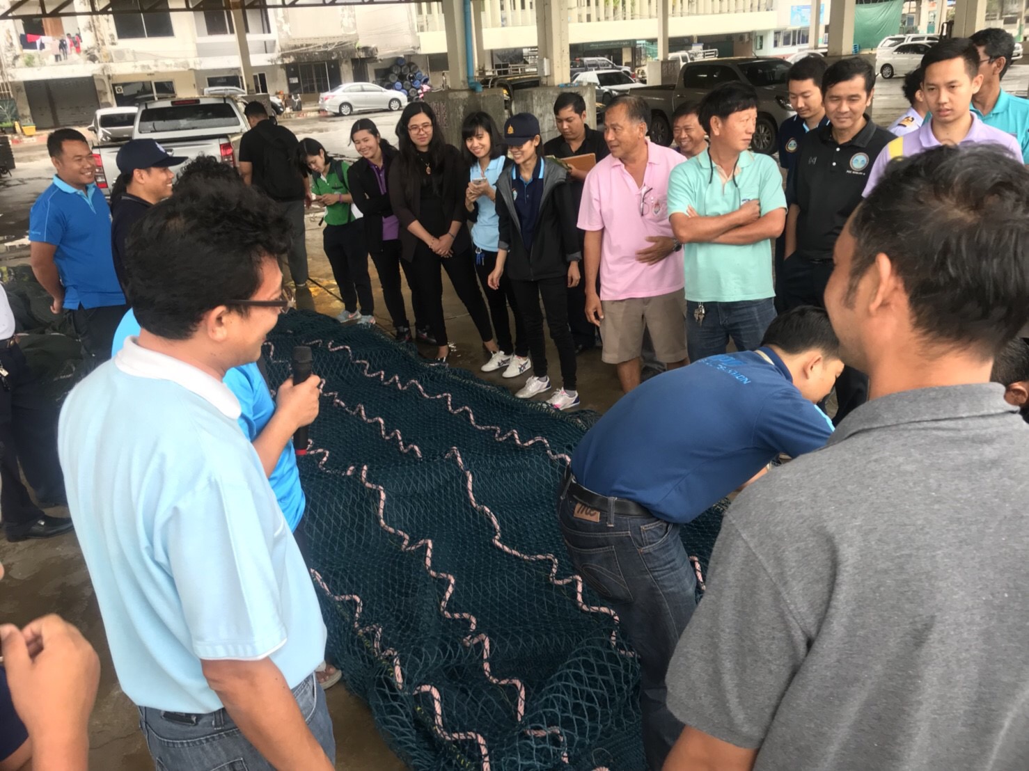 เข้าร่วมการประชุมเชิงปฏิบัติบัติการ เพื่อทำความเข้าใจในการตรวจเครื่องประมง ตามการขออนุญาตทำการประมงพาณิชย์รอบปี 2561 ณ สะพานปลาและท่าเทียบเรือประมงองค์การสะพานปลา จังหวัดสมุทรสาคร