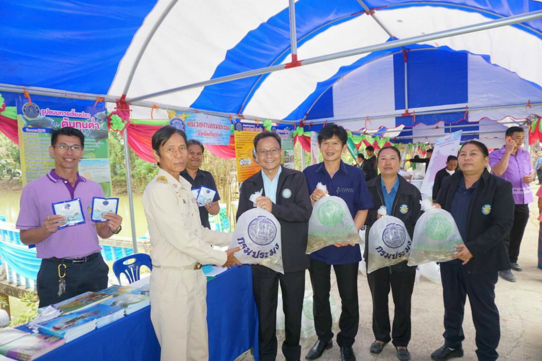 นายศุภกิตติ์ ใสกระจ่าง ประมงจังหวัดศรีสะเกษและคณะ ร่วมให้บริการจังหวัดเคลื่อนที่  ณ วัดโพธิ์ศรีต.โนนเพ็ก อ.พยุห์จ.ศรีสะเกษ..คลิก