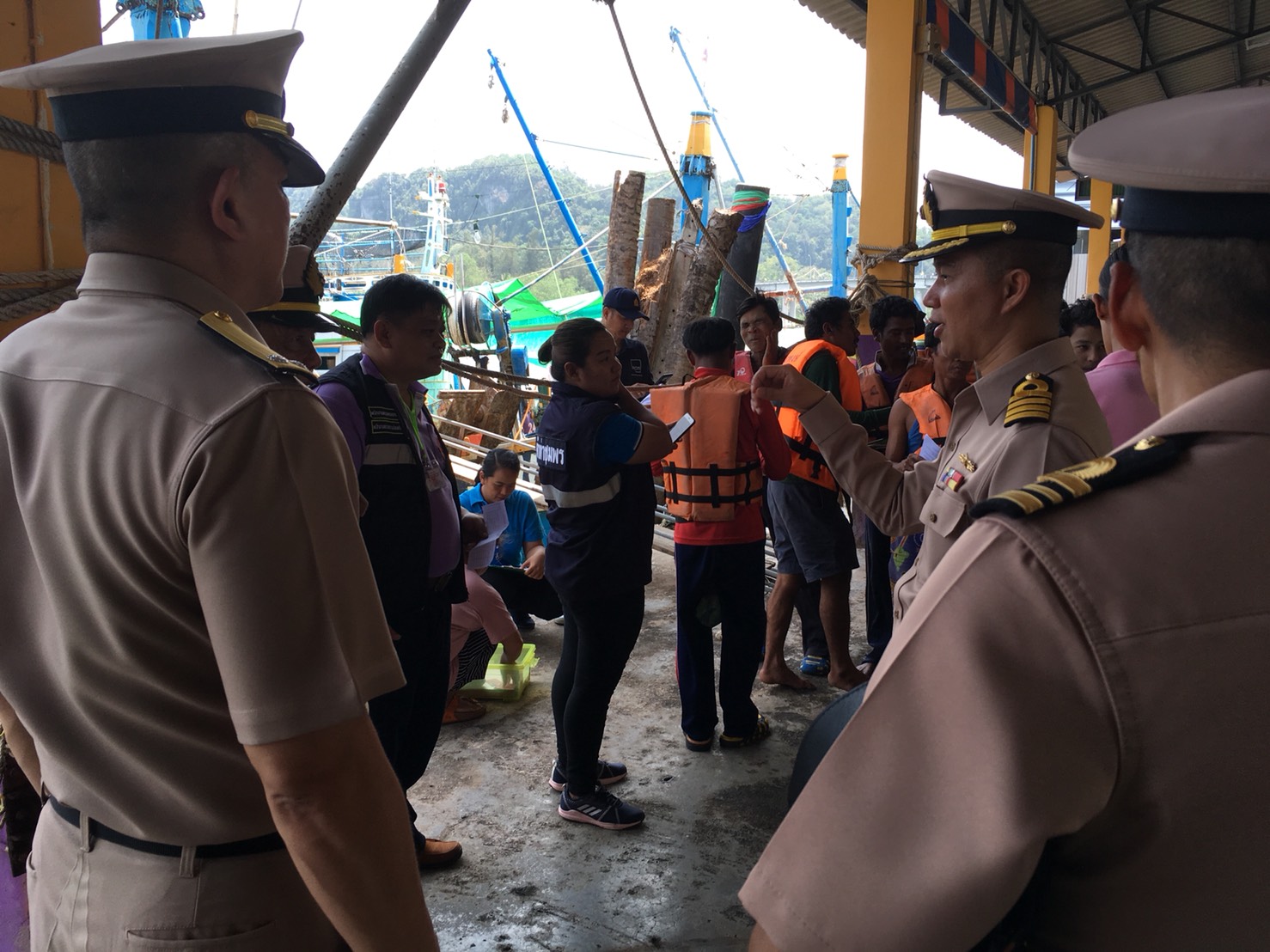 รอง ผอ.ศรชล.เขต 1/รอง ผบ.ทรภ.1 และคณะ ตรวจเยี่ยมการปฏิบัติงานของเจ้าหน้าที่ประจำศูนย์ควบคุมการแจ้งเข้าออกเรือประมง หลังสวน..คลิก