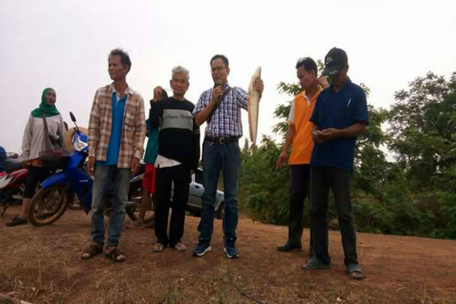 นายศุภกิตติ์  ใสกระจ่าง ประมงจังหวัดศรีสะเกษ เป็นประธานในพิธีลงหนองจับปลาห้วยวะ บ้านขี้นาค ต.ตูม อ.ปรางต์กู่   ในวันที่  15 เมษายน  2561..คลิก