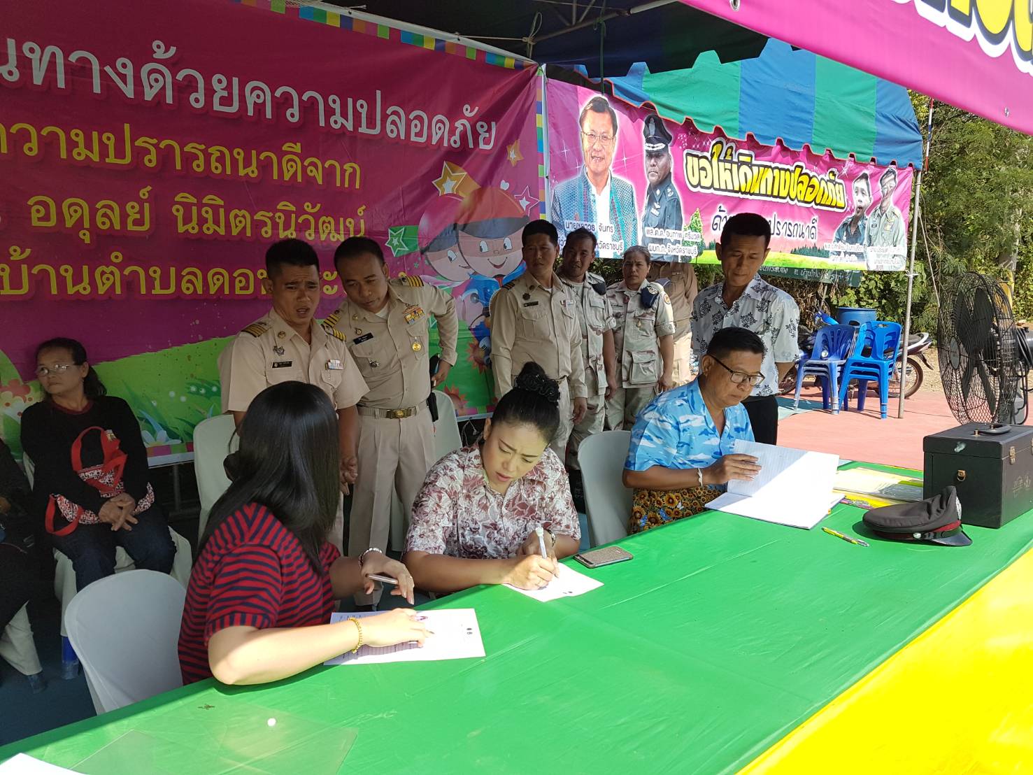 ร่วมตรวจเยี่ยมจุดตรวจจุดสกัดศูนย์ปฏิบัติการป้องกันและลดอุบัติเหตุทางถนนช่วงเทศกาลสงกรานต์ 2561..คลิก