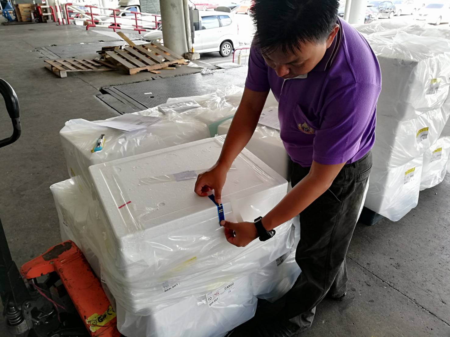 ด่านตรวจสัตว์นำ้ท่าอากาศยานดอนเมือง ตรวจสอบสินค้าสัตว์นำ้ส่งออก..คลิก