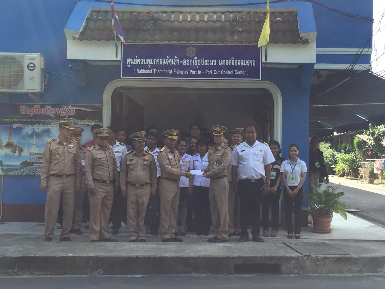 วันที่ 20 พ.ค. 61 เวลา 15.00 น. พลเรือตรีสุรนันท์  แสงรัตนกูล เสนาธิการทัพเรือภาคที่ 2/หัวหน้าฝ่ายอำนวยการศูนย์ประสานการปฏิบัติในการรักษาผลประโยชน์ของชาติทางทะเลเขต 2 และคณะฯ ตรวจเยี่ยมศูนย์ควบคุมการแจ้งเข้า-ออกเรือประมง นครศรีธรรมราช..คลิก